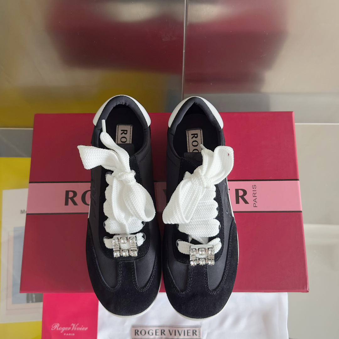 顶级版本:女款
Roger Vivier 最新款 Viv Low系列 水钻 方扣 休闲 运动鞋
原版购入