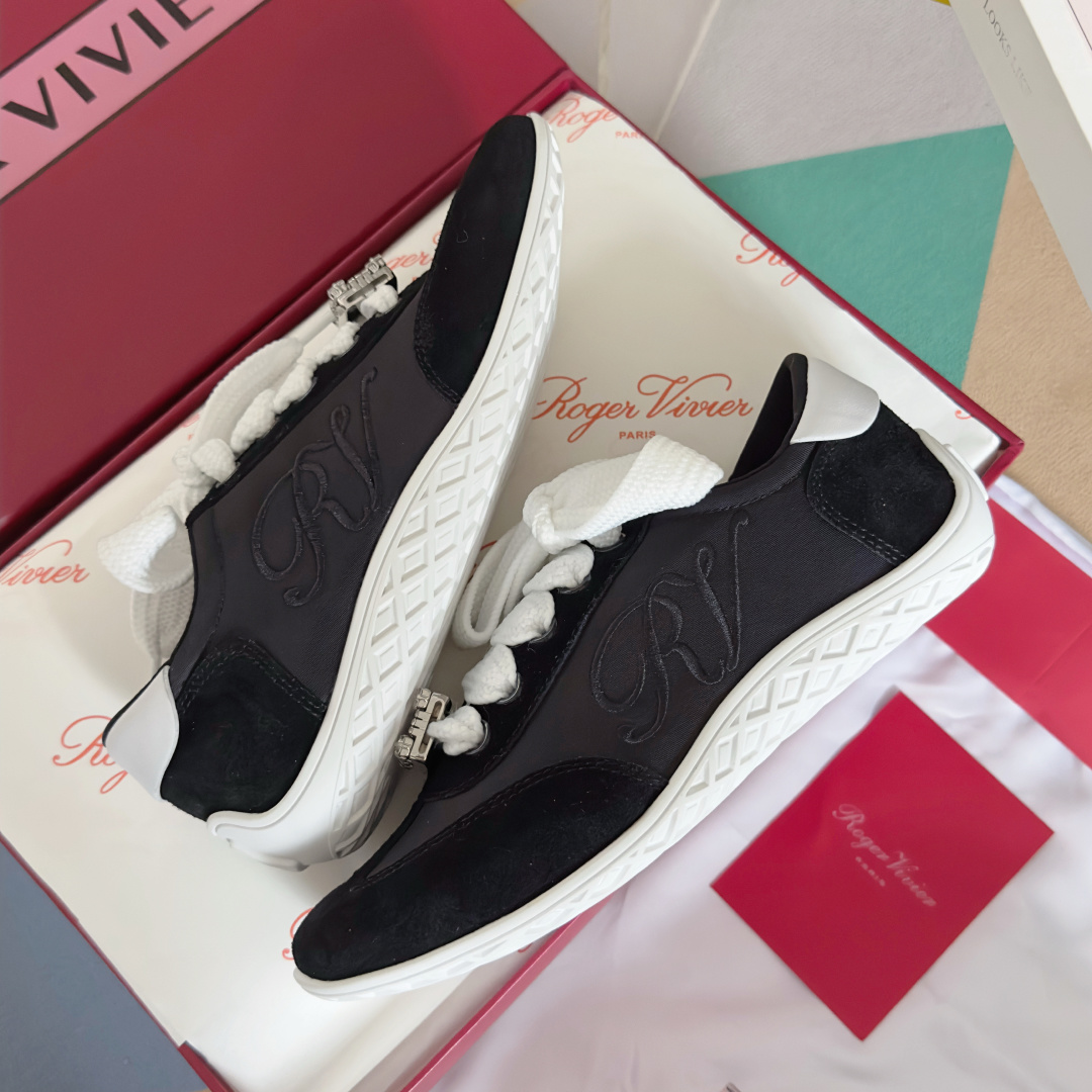 顶级版本:女款
Roger Vivier 最新款 Viv Low系列 水钻 方扣 休闲 运动鞋
原版购入