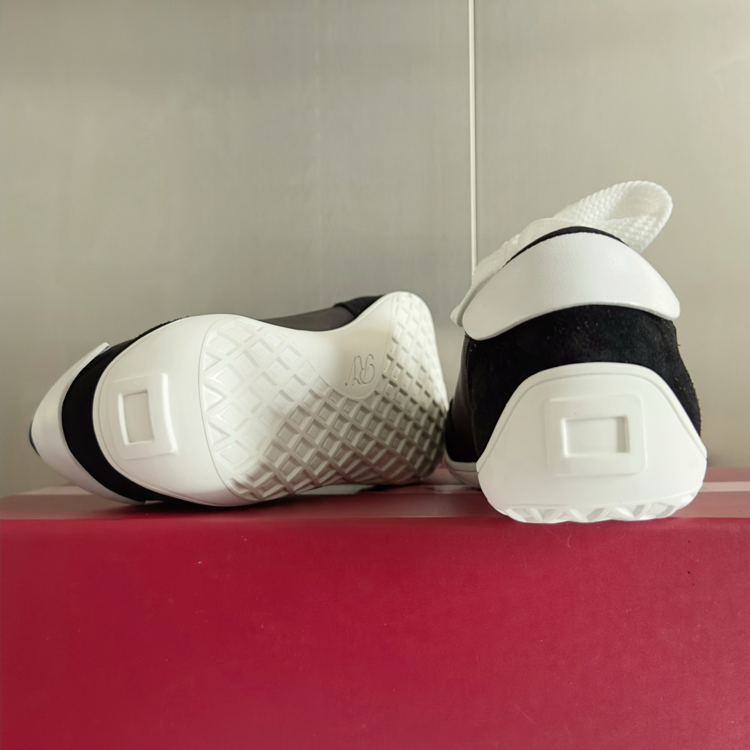 顶级版本:女款
Roger Vivier 最新款 Viv Low系列 水钻 方扣 休闲 运动鞋
原版购入