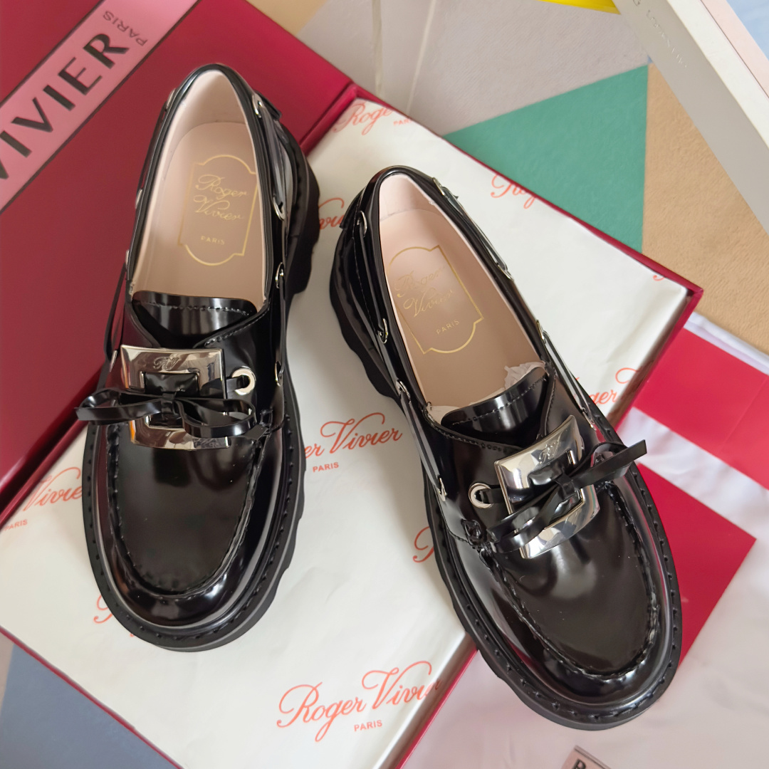 顶级版本:女款
Roger Vivier 最新款 Viv' Rangers Truck系列 水钻 方扣