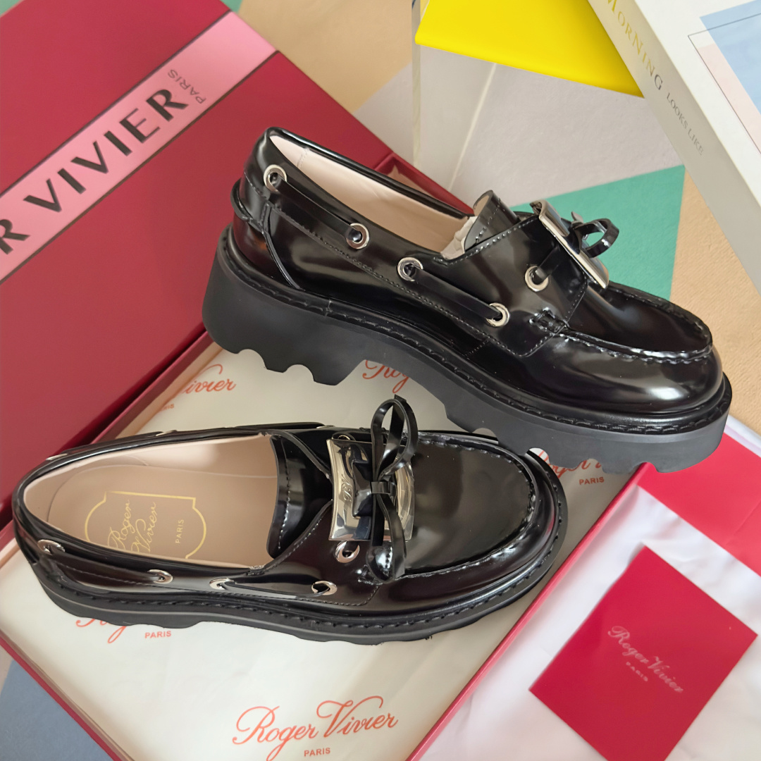顶级版本:女款
Roger Vivier 最新款 Viv' Rangers Truck系列 水钻 方扣