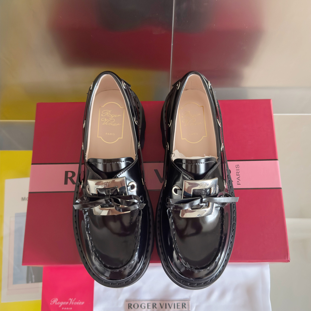 顶级版本:女款
Roger Vivier 最新款 Viv' Rangers Truck系列 水钻 方扣