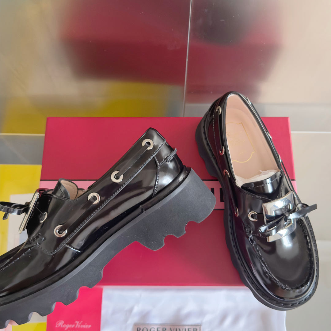 顶级版本:女款
Roger Vivier 最新款 Viv' Rangers Truck系列 水钻 方扣