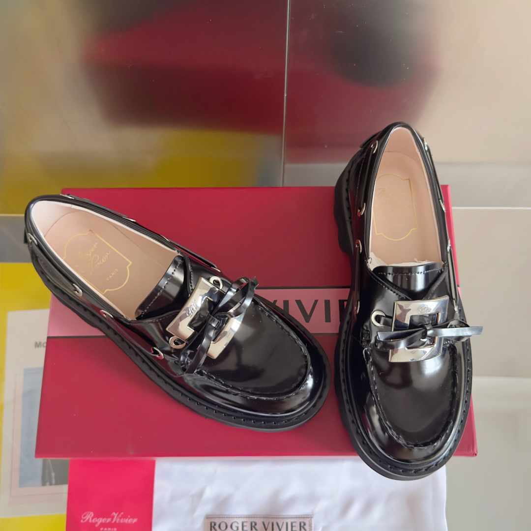 顶级版本:女款
Roger Vivier 最新款 Viv' Rangers Truck系列 水钻 方扣