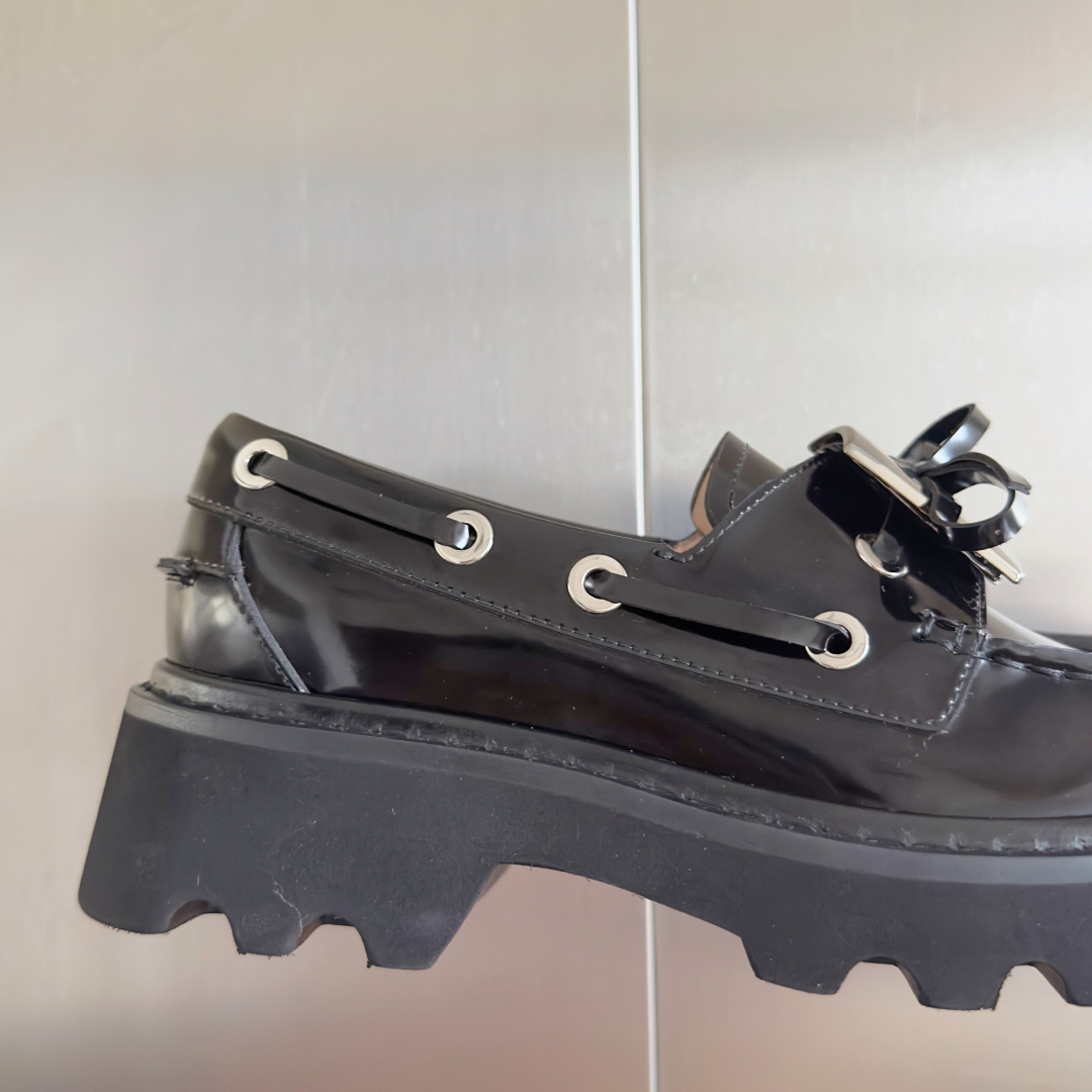 顶级版本:女款
Roger Vivier 最新款 Viv' Rangers Truck系列 水钻 方扣