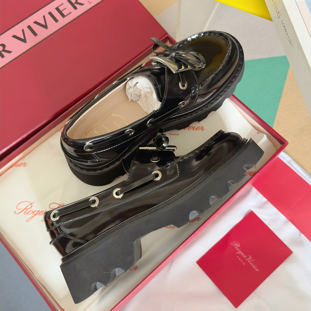顶级版本:女款
Roger Vivier 最新款 Viv' Rangers Truck系列 水钻 方扣