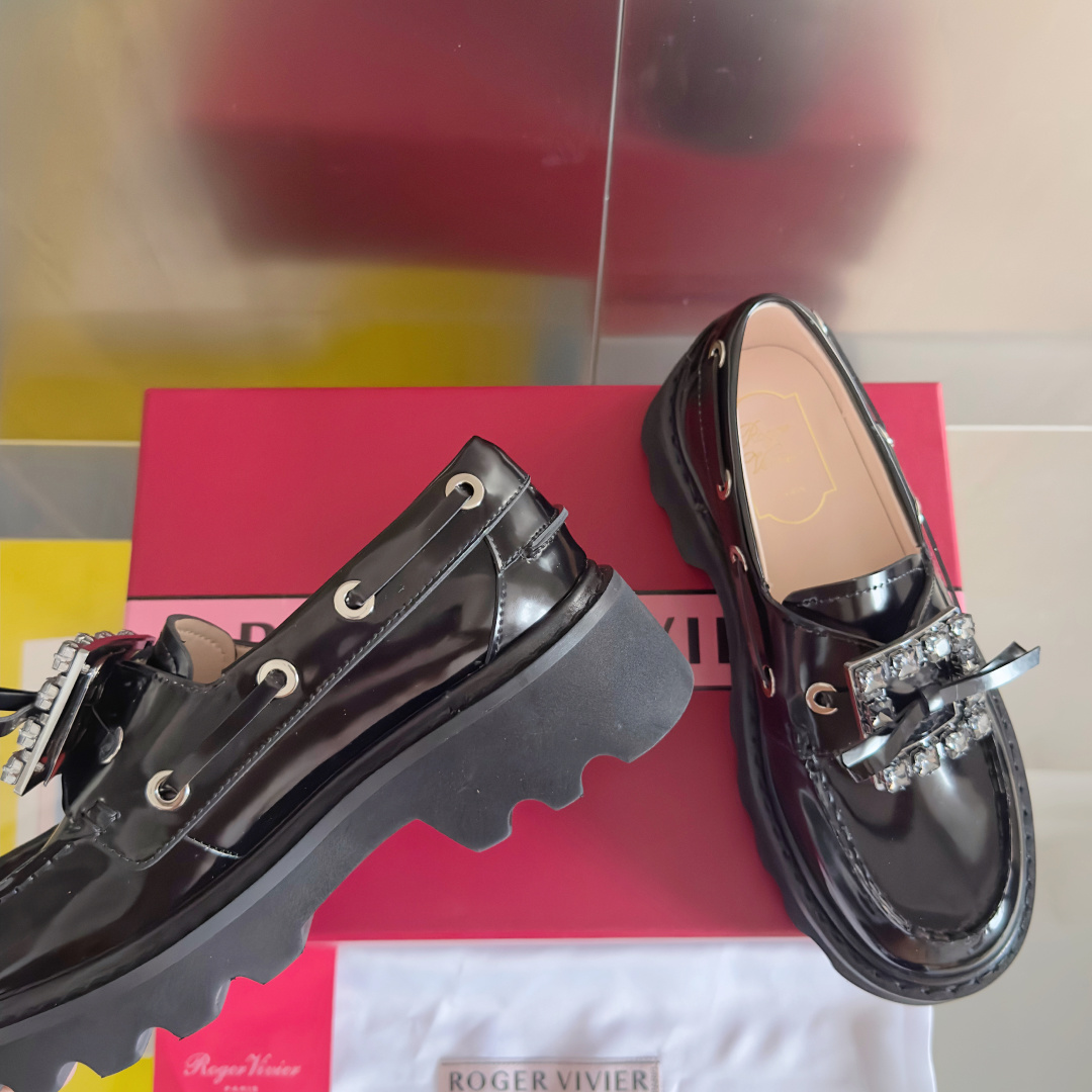 顶级版本:女款
Roger Vivier 最新款 Viv' Rangers Truck系列 水钻 方扣