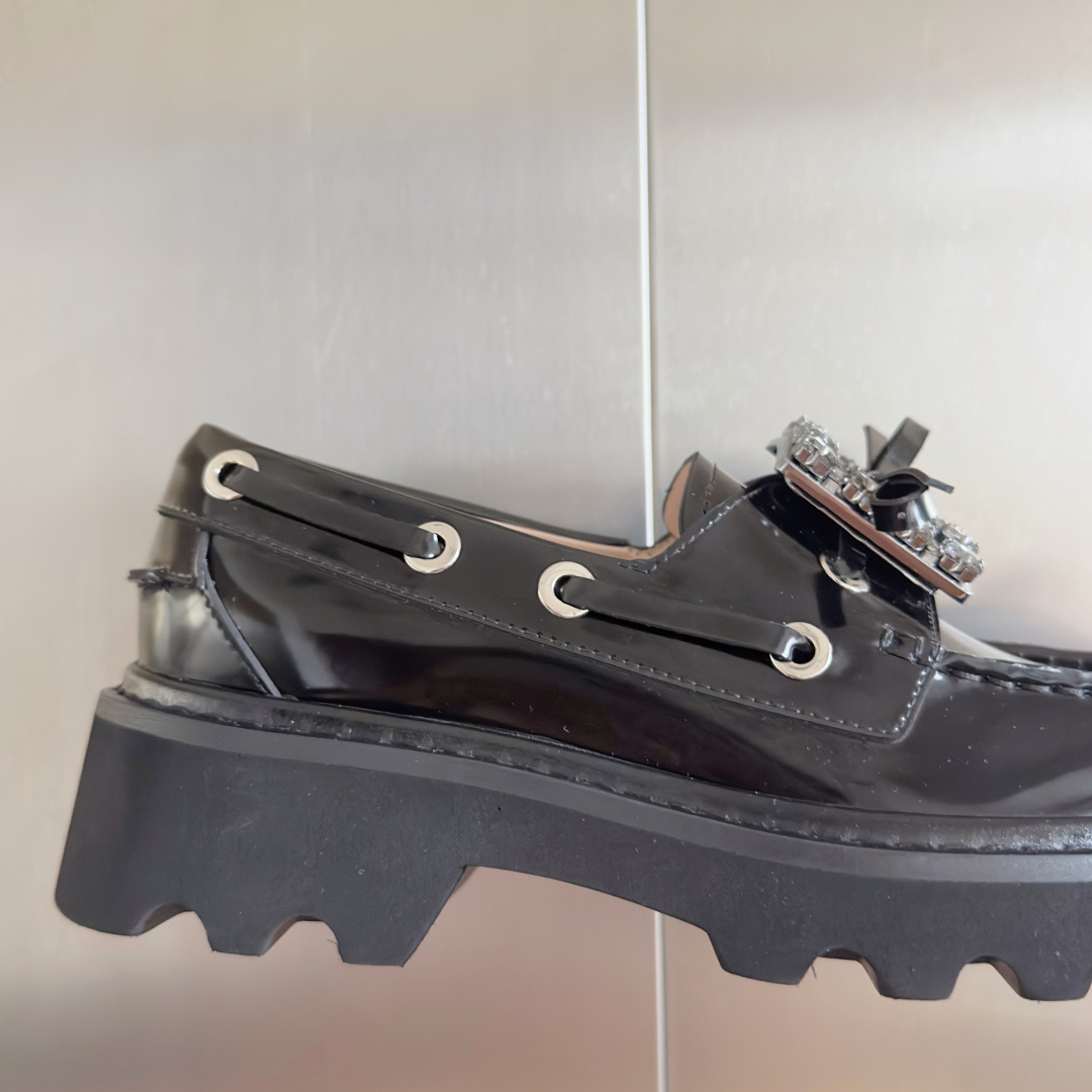 顶级版本:女款
Roger Vivier 最新款 Viv' Rangers Truck系列 水钻 方扣
