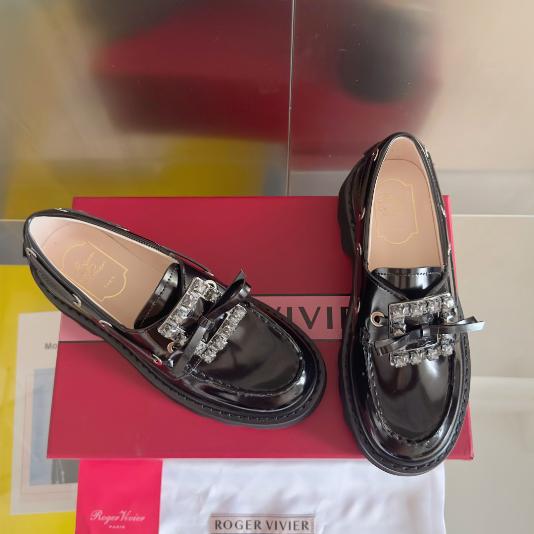 顶级版本:女款
Roger Vivier 最新款 Viv' Rangers Truck系列 水钻 方扣