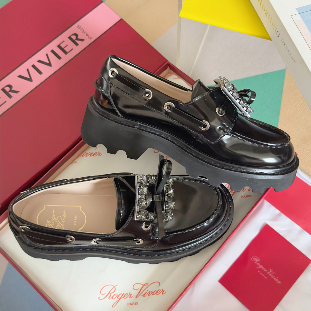 顶级版本:女款
Roger Vivier 最新款 Viv' Rangers Truck系列 水钻 方扣