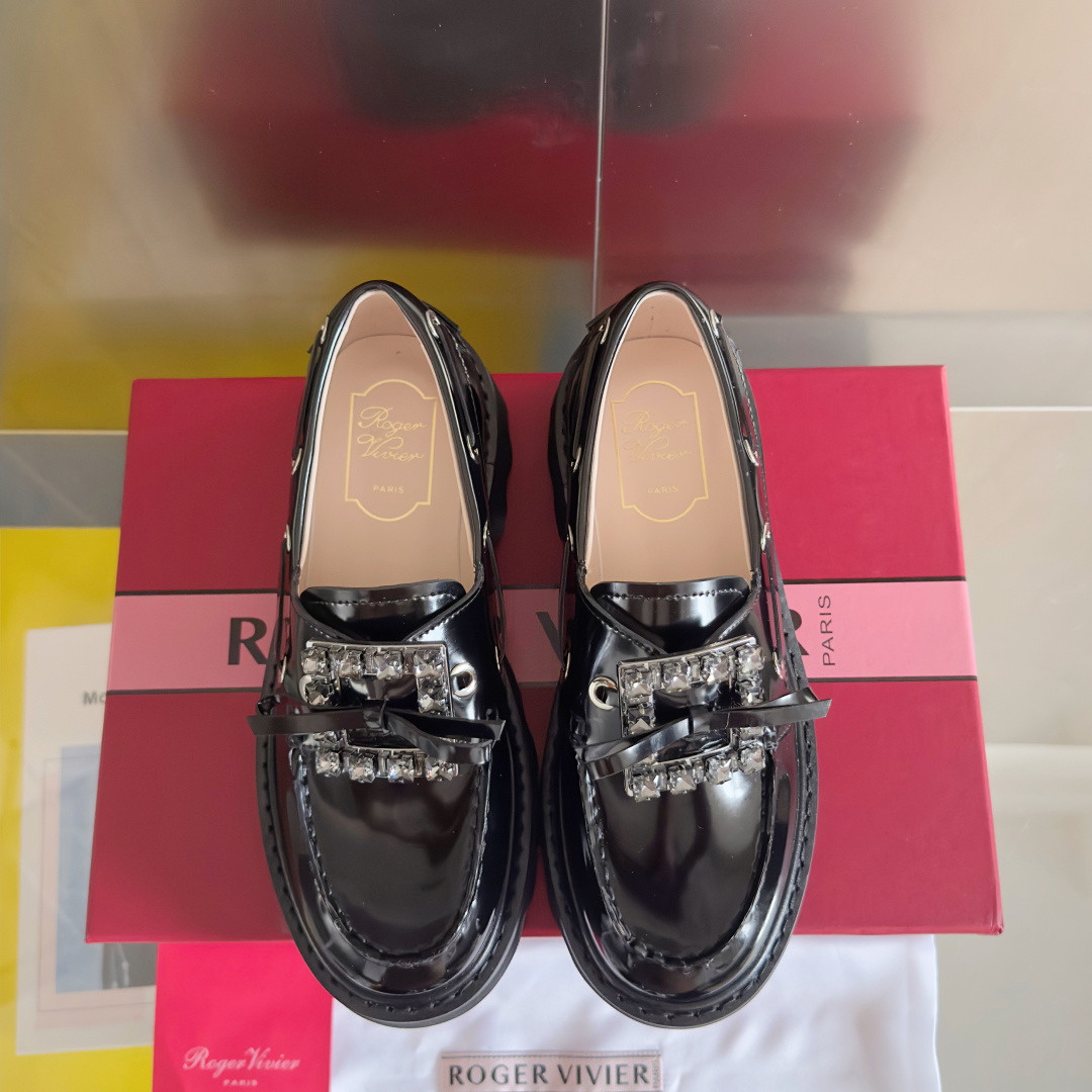 顶级版本:女款
Roger Vivier 最新款 Viv' Rangers Truck系列 水钻 方扣