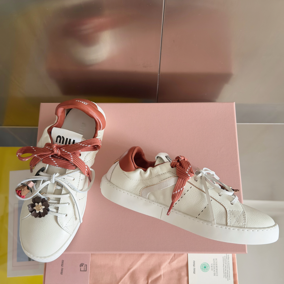 顶级版本：女款
MiuMiu缪缪 最新 休闲 运动鞋 小白鞋 
原版购入开发 做货 这款小牛皮运动鞋采用