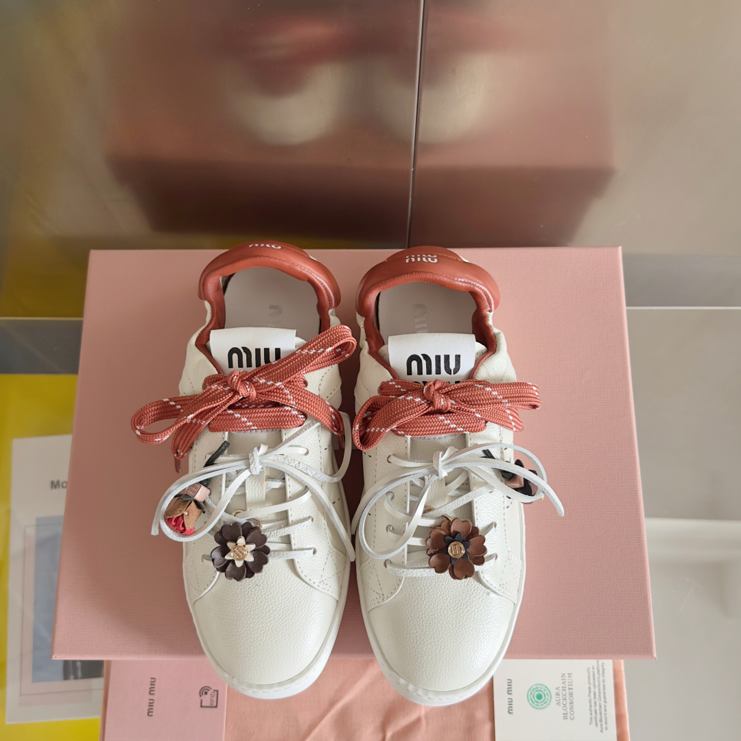 顶级版本：女款
MiuMiu缪缪 最新 休闲 运动鞋 小白鞋 
原版购入开发 做货 这款小牛皮运动鞋采用