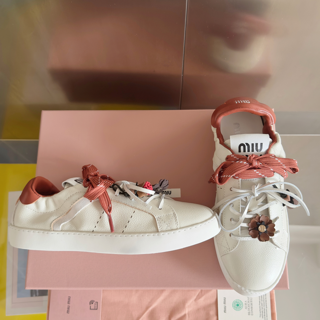顶级版本：女款
MiuMiu缪缪 最新 休闲 运动鞋 小白鞋 
原版购入开发 做货 这款小牛皮运动鞋采用