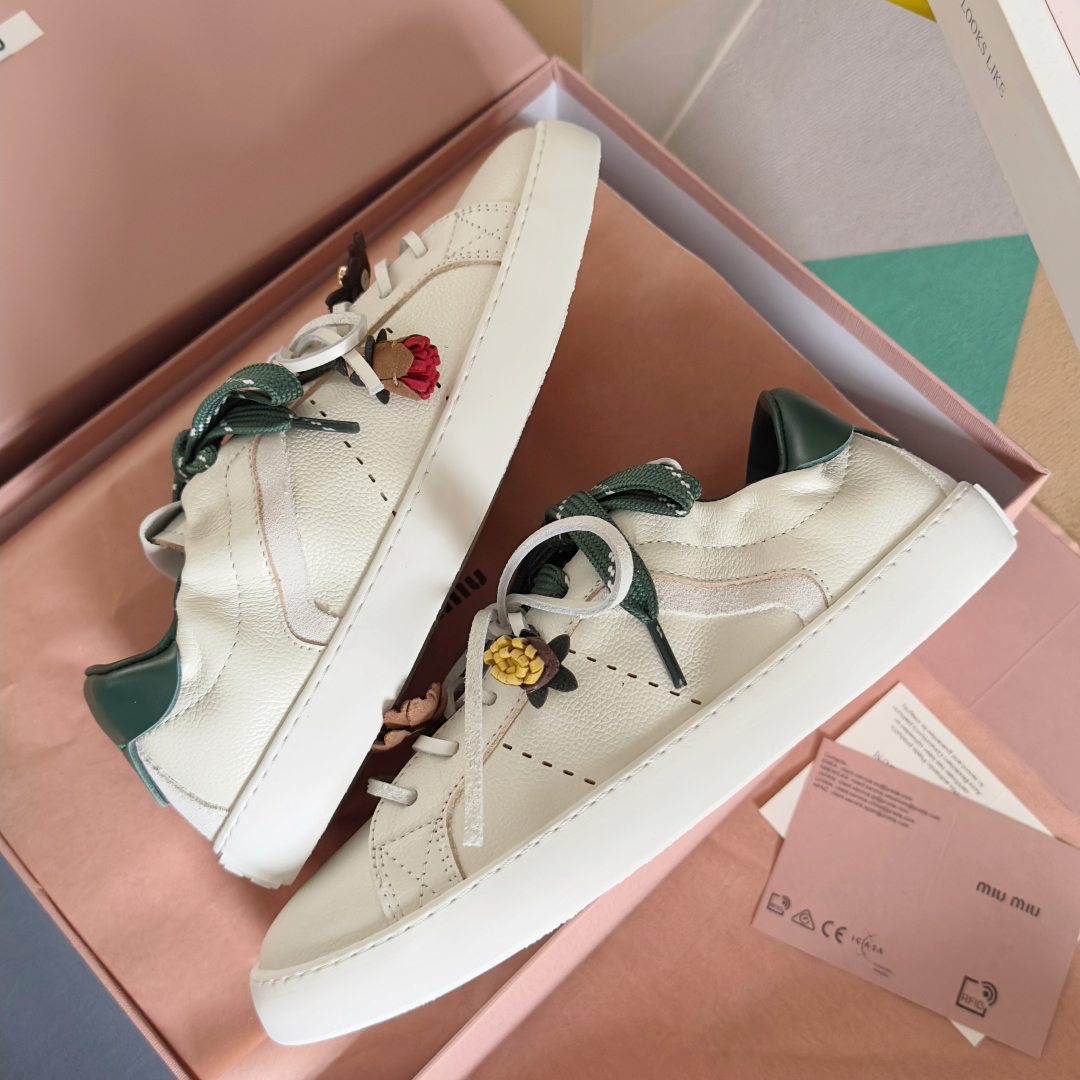 顶级版本：女款
MiuMiu缪缪 最新 休闲 运动鞋 小白鞋 
原版购入开发 做货 这款小牛皮运动鞋采用