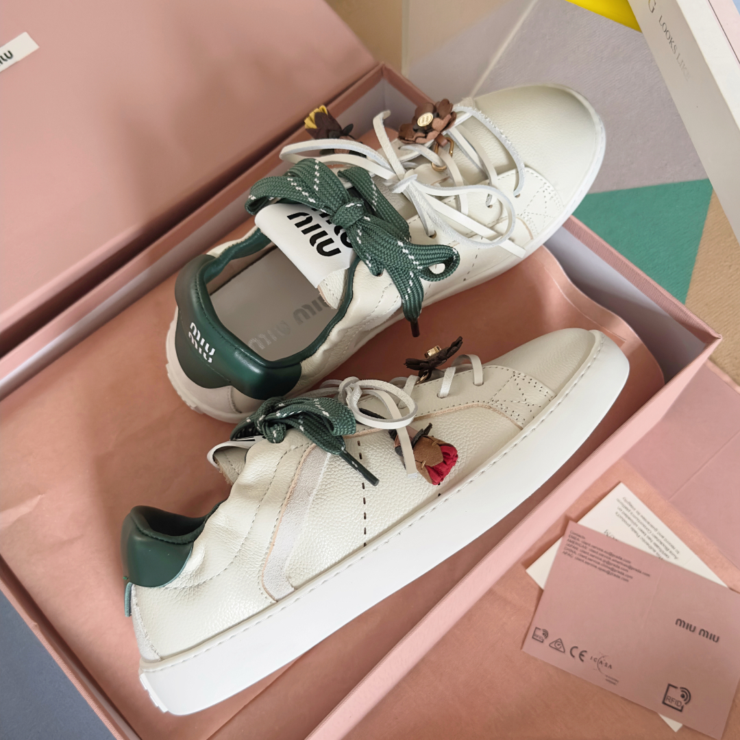 顶级版本：女款
MiuMiu缪缪 最新 休闲 运动鞋 小白鞋 
原版购入开发 做货 这款小牛皮运动鞋采用