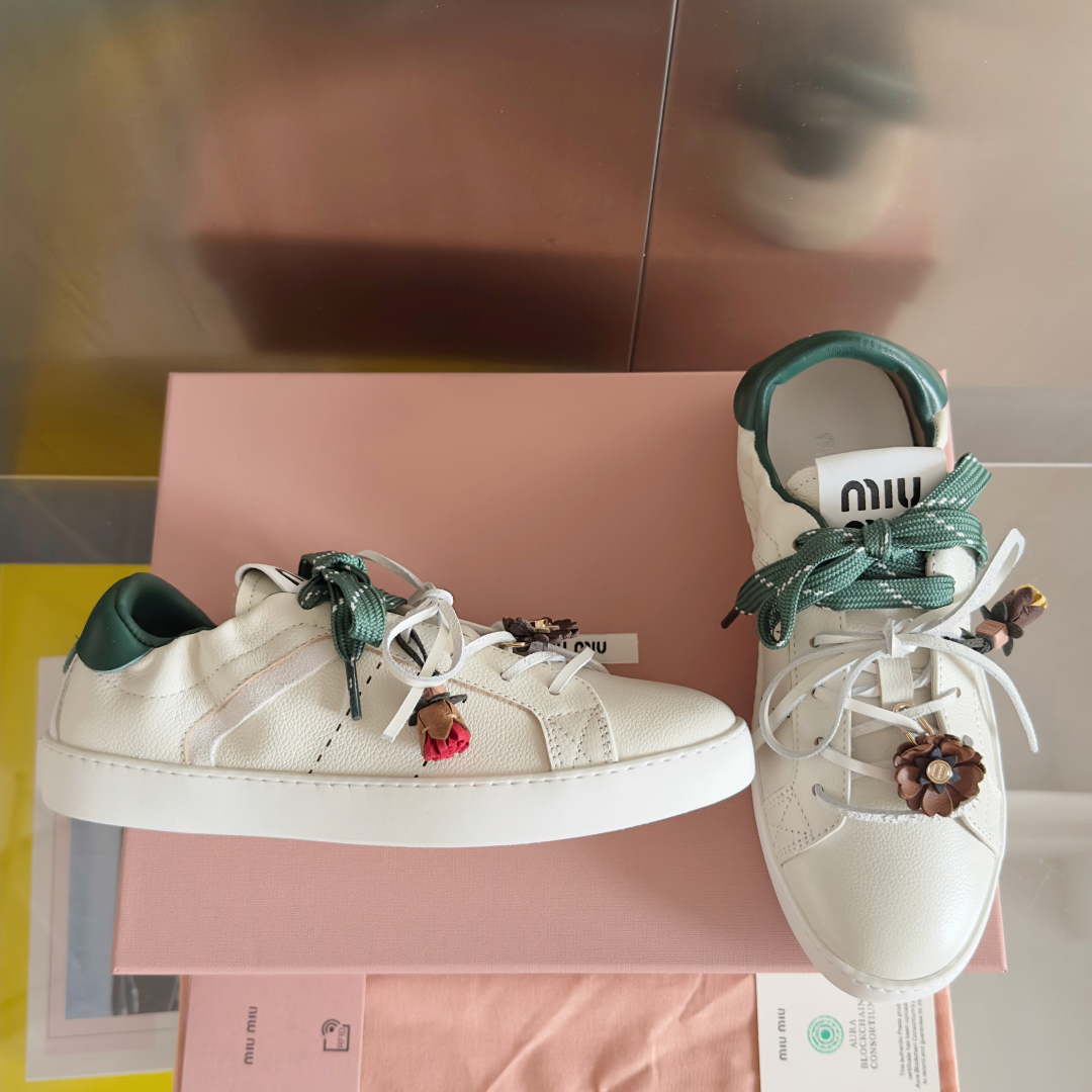顶级版本：女款
MiuMiu缪缪 最新 休闲 运动鞋 小白鞋 
原版购入开发 做货 这款小牛皮运动鞋采用