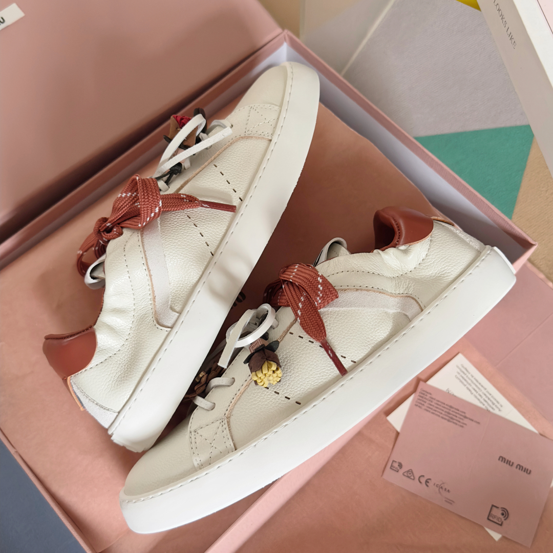顶级版本：女款
MiuMiu缪缪 最新 休闲 运动鞋 小白鞋 
原版购入开发 做货 这款小牛皮运动鞋采用