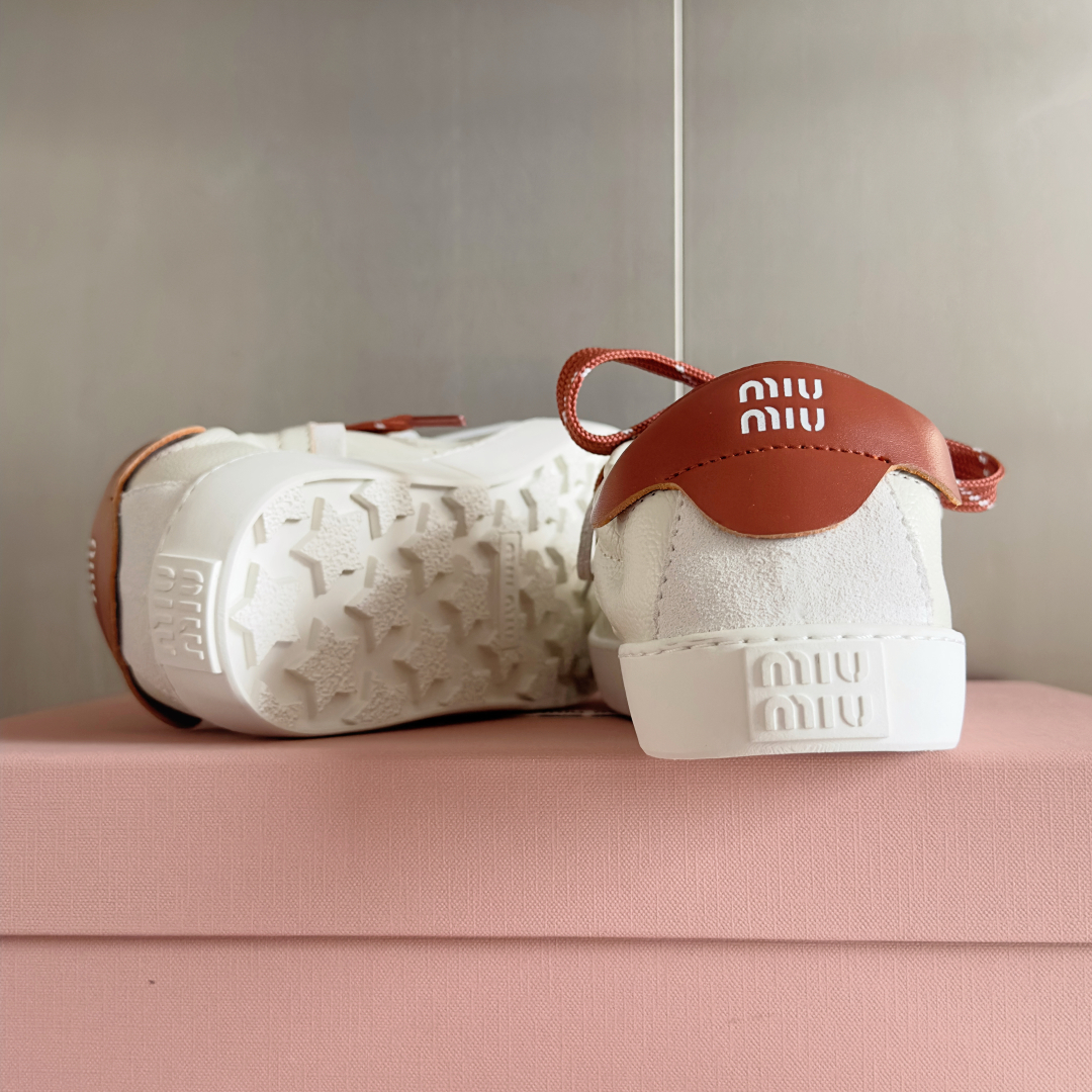 顶级版本：女款
MiuMiu缪缪 最新 休闲 运动鞋 小白鞋 
原版购入开发 做货 这款小牛皮运动鞋采用