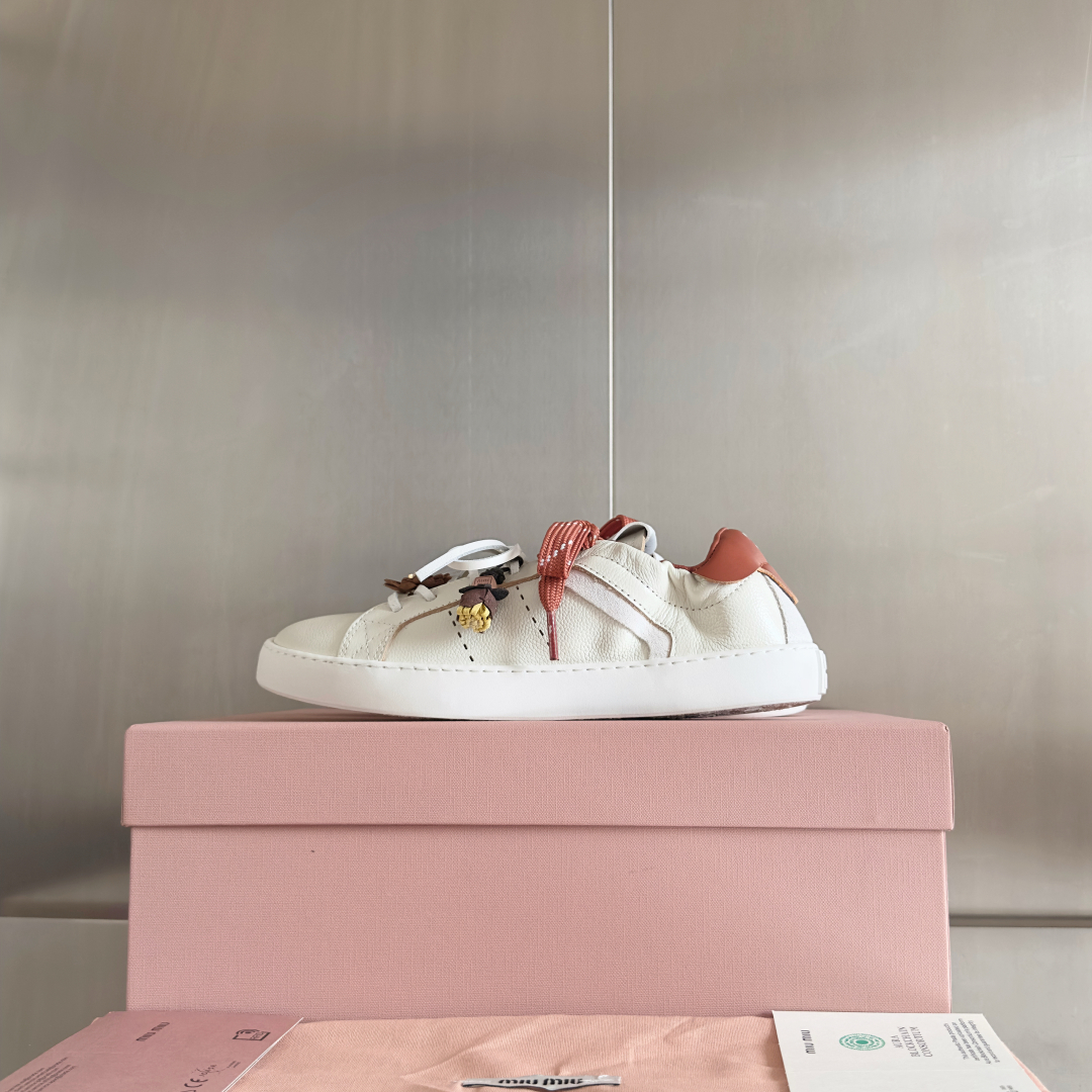 顶级版本：女款
MiuMiu缪缪 最新 休闲 运动鞋 小白鞋 
原版购入开发 做货 这款小牛皮运动鞋采用