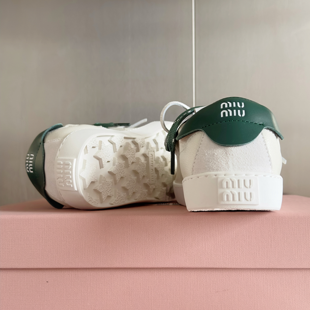 顶级版本：女款
MiuMiu缪缪 最新 休闲 运动鞋 小白鞋 
原版购入开发 做货 这款小牛皮运动鞋采用