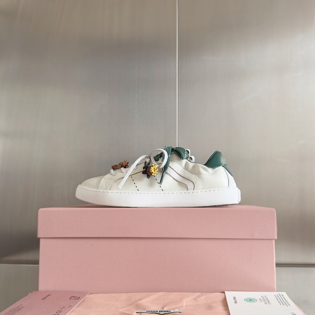 顶级版本：女款
MiuMiu缪缪 最新 休闲 运动鞋 小白鞋 
原版购入开发 做货 这款小牛皮运动鞋采用