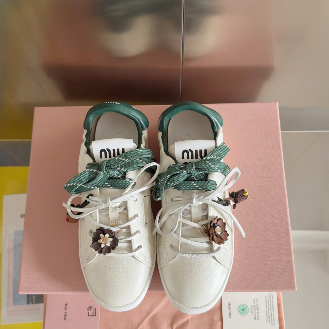 顶级版本：女款
MiuMiu缪缪 最新 休闲 运动鞋 小白鞋 
原版购入开发 做货 这款小牛皮运动鞋采用