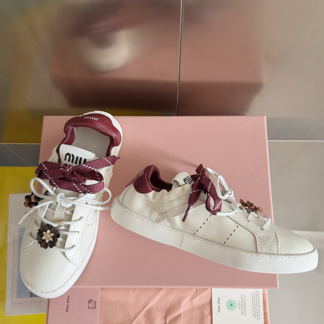 顶级版本：女款
MiuMiu缪缪 最新 休闲 运动鞋 小白鞋 
原版购入开发 做货 这款小牛皮运动鞋采用