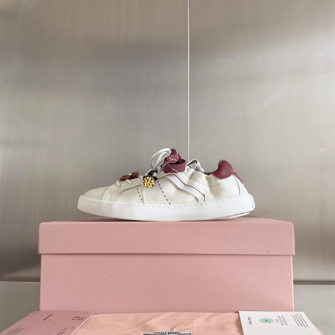 顶级版本：女款
MiuMiu缪缪 最新 休闲 运动鞋 小白鞋 
原版购入开发 做货 这款小牛皮运动鞋采用