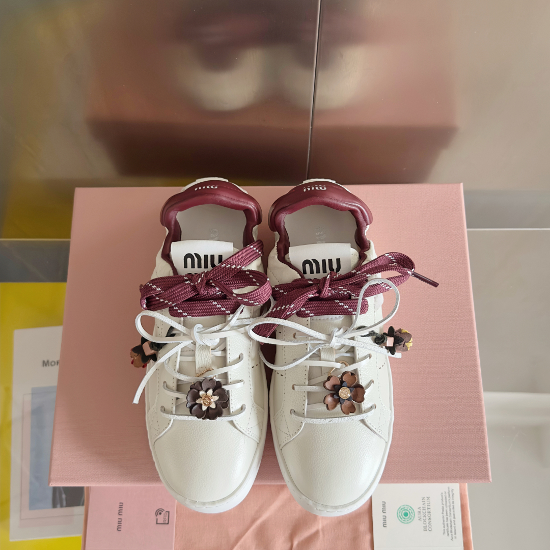 顶级版本：女款
MiuMiu缪缪 最新 休闲 运动鞋 小白鞋 
原版购入开发 做货 这款小牛皮运动鞋采用