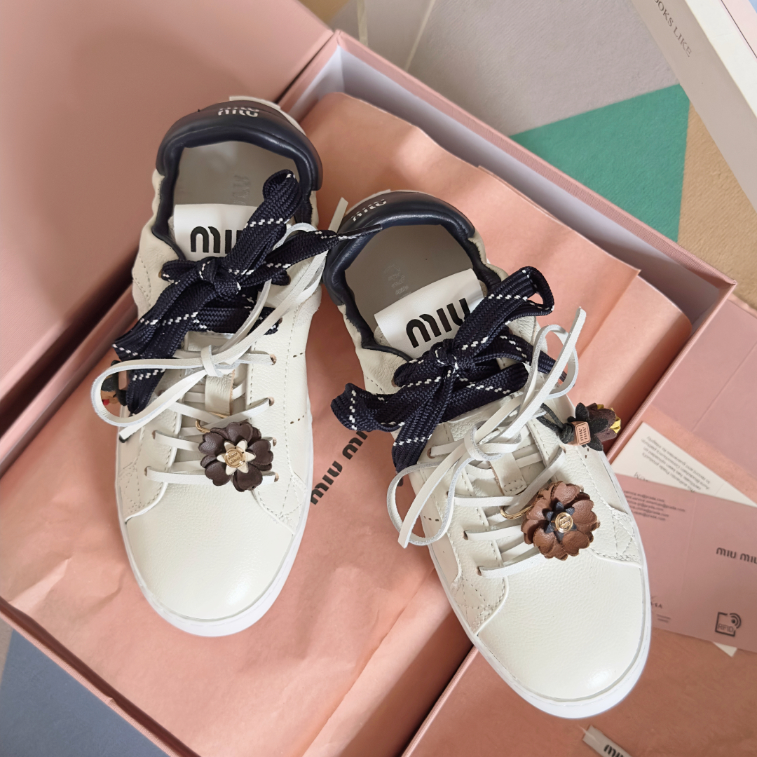 顶级版本：女款
MiuMiu缪缪 最新 休闲 运动鞋 小白鞋 
原版购入开发 做货 这款小牛皮运动鞋采用