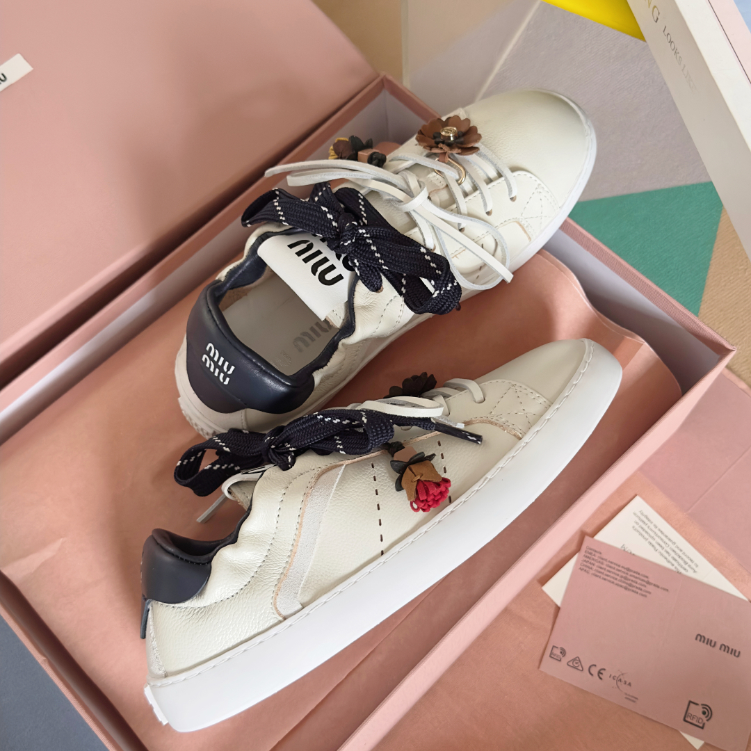 顶级版本：女款
MiuMiu缪缪 最新 休闲 运动鞋 小白鞋 
原版购入开发 做货 这款小牛皮运动鞋采用