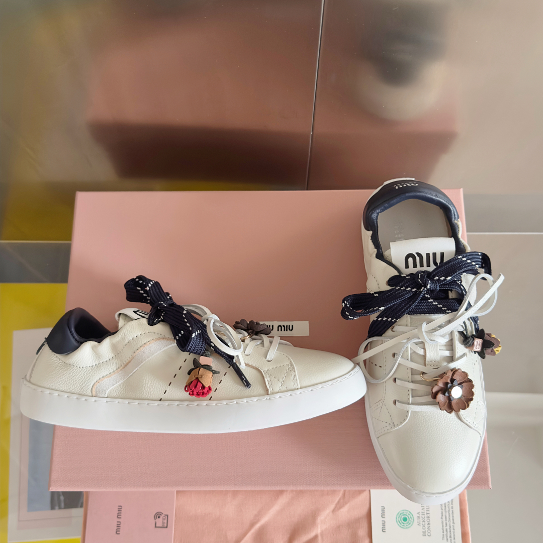 顶级版本：女款
MiuMiu缪缪 最新 休闲 运动鞋 小白鞋 
原版购入开发 做货 这款小牛皮运动鞋采用