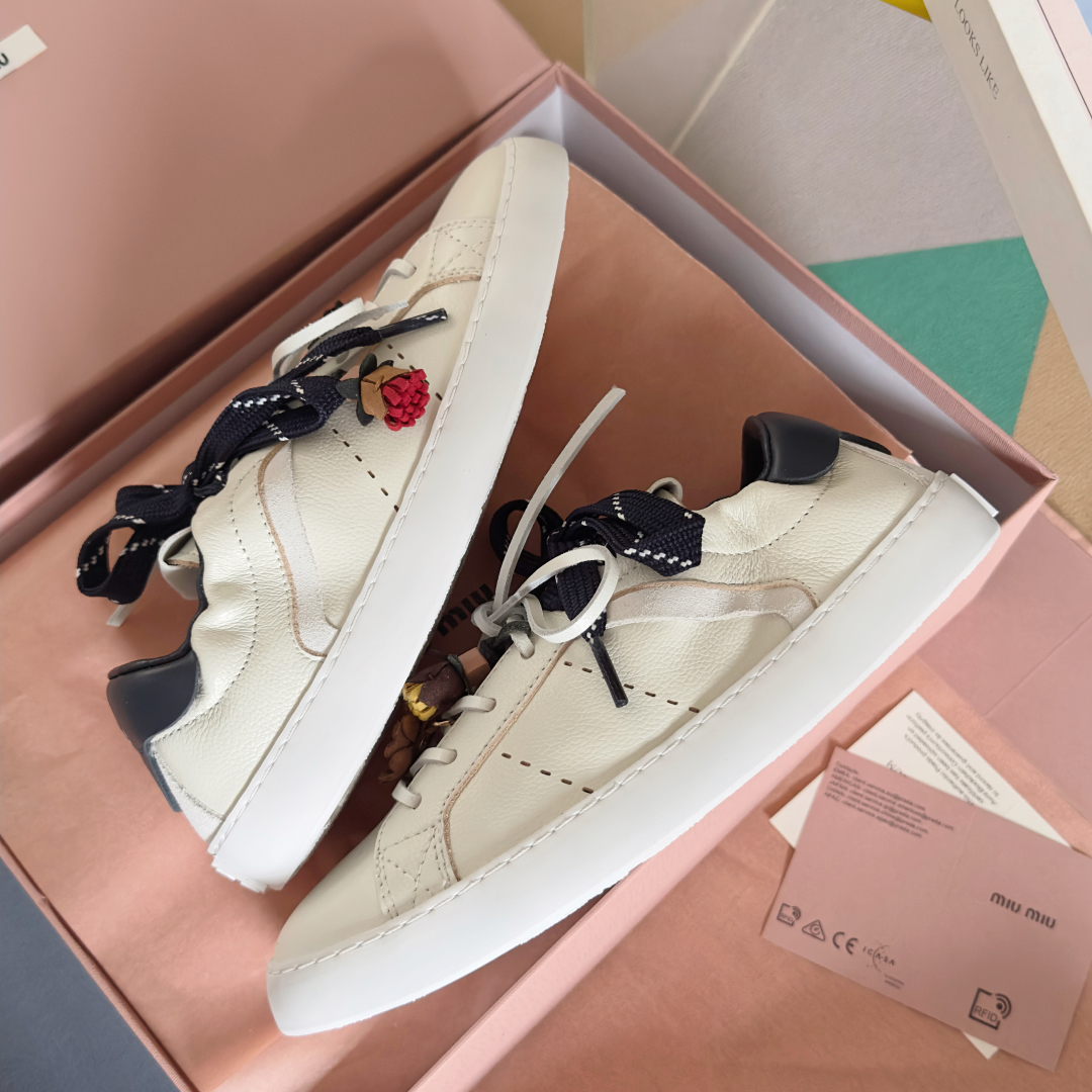 顶级版本：女款
MiuMiu缪缪 最新 休闲 运动鞋 小白鞋 
原版购入开发 做货 这款小牛皮运动鞋采用