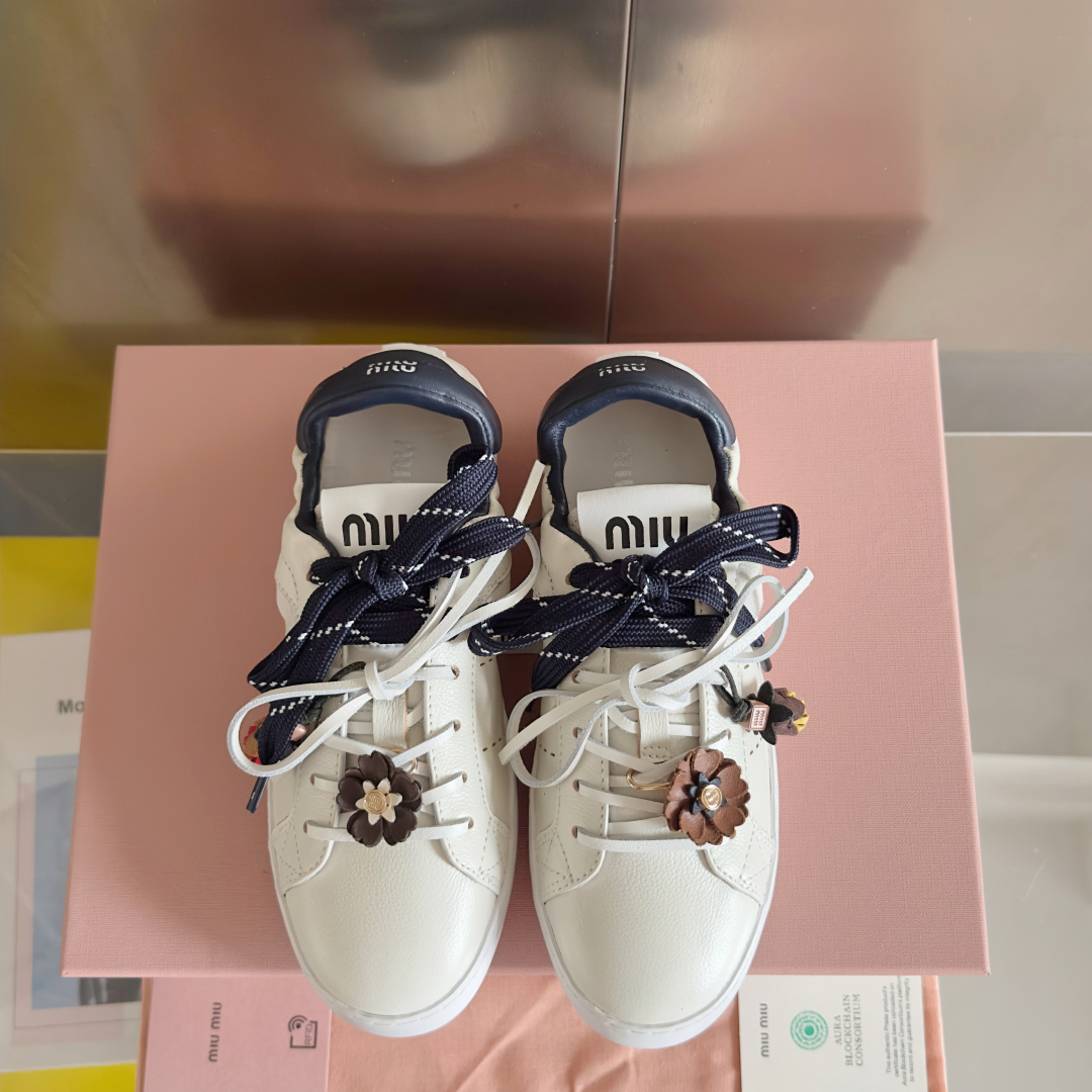 顶级版本：女款
MiuMiu缪缪 最新 休闲 运动鞋 小白鞋 
原版购入开发 做货 这款小牛皮运动鞋采用