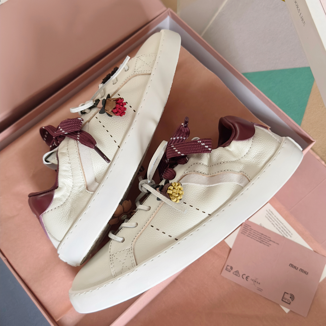 顶级版本：女款
MiuMiu缪缪 最新 休闲 运动鞋 小白鞋 
原版购入开发 做货 这款小牛皮运动鞋采用