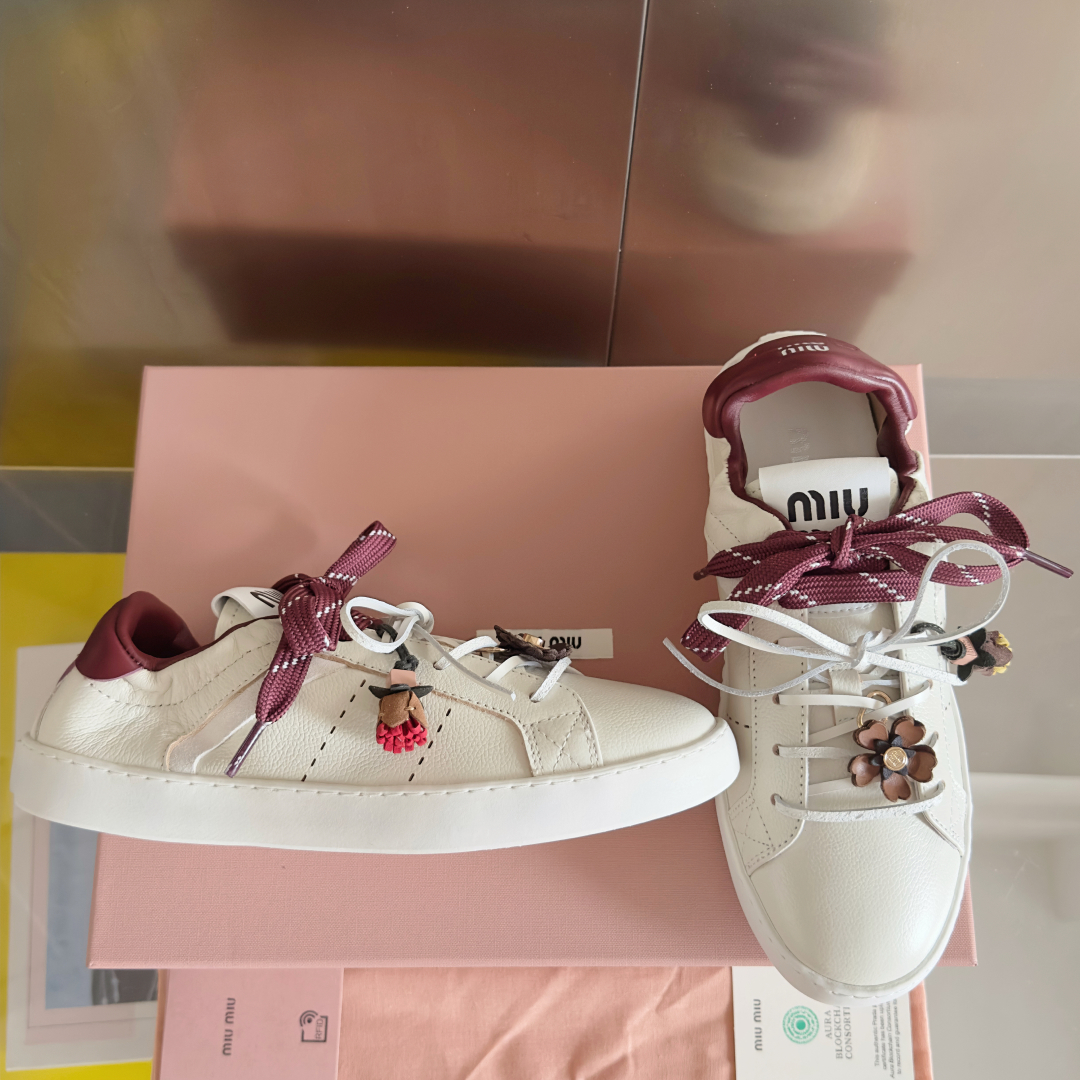 顶级版本：女款
MiuMiu缪缪 最新 休闲 运动鞋 小白鞋 
原版购入开发 做货 这款小牛皮运动鞋采用