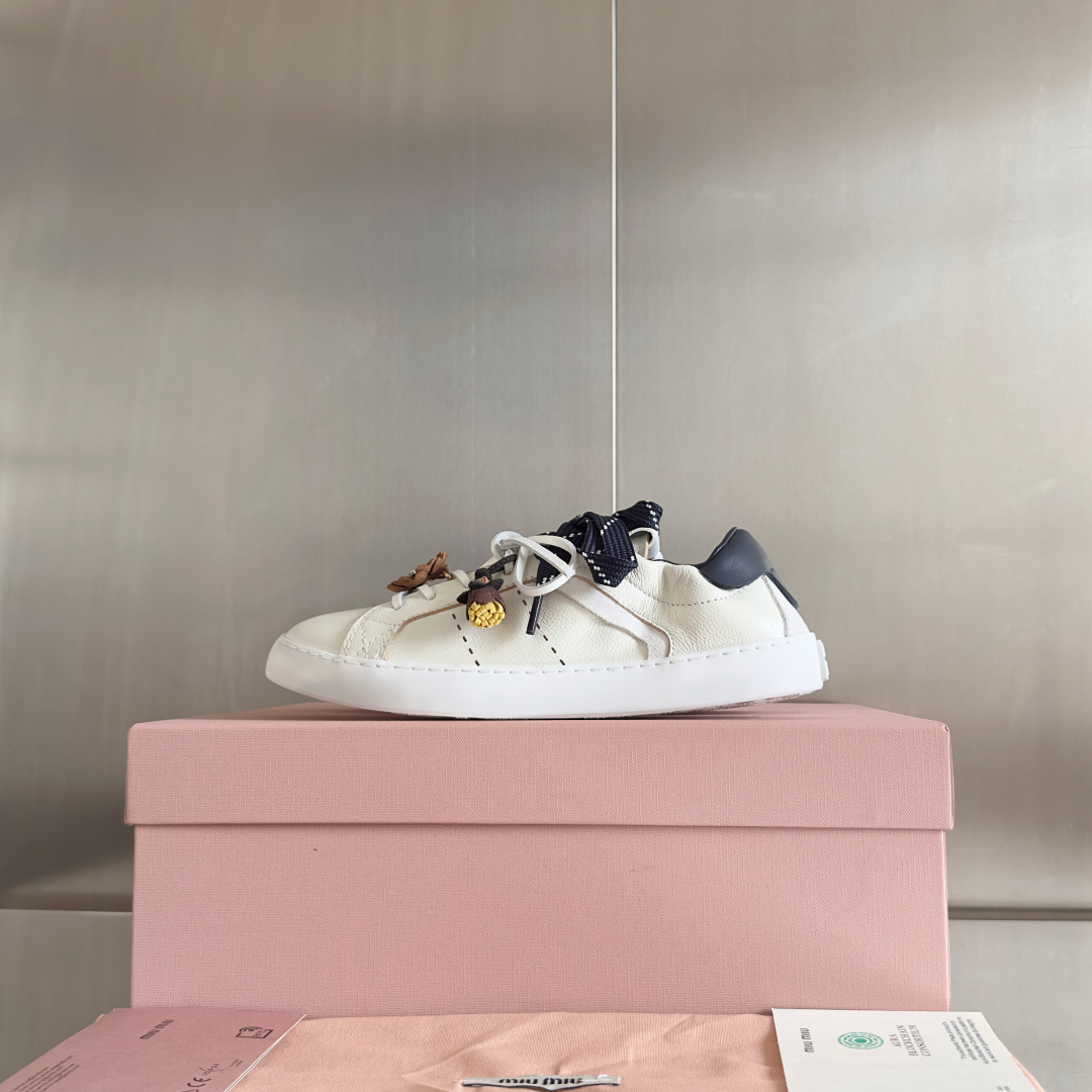顶级版本：女款
MiuMiu缪缪 最新 休闲 运动鞋 小白鞋 
原版购入开发 做货 这款小牛皮运动鞋采用