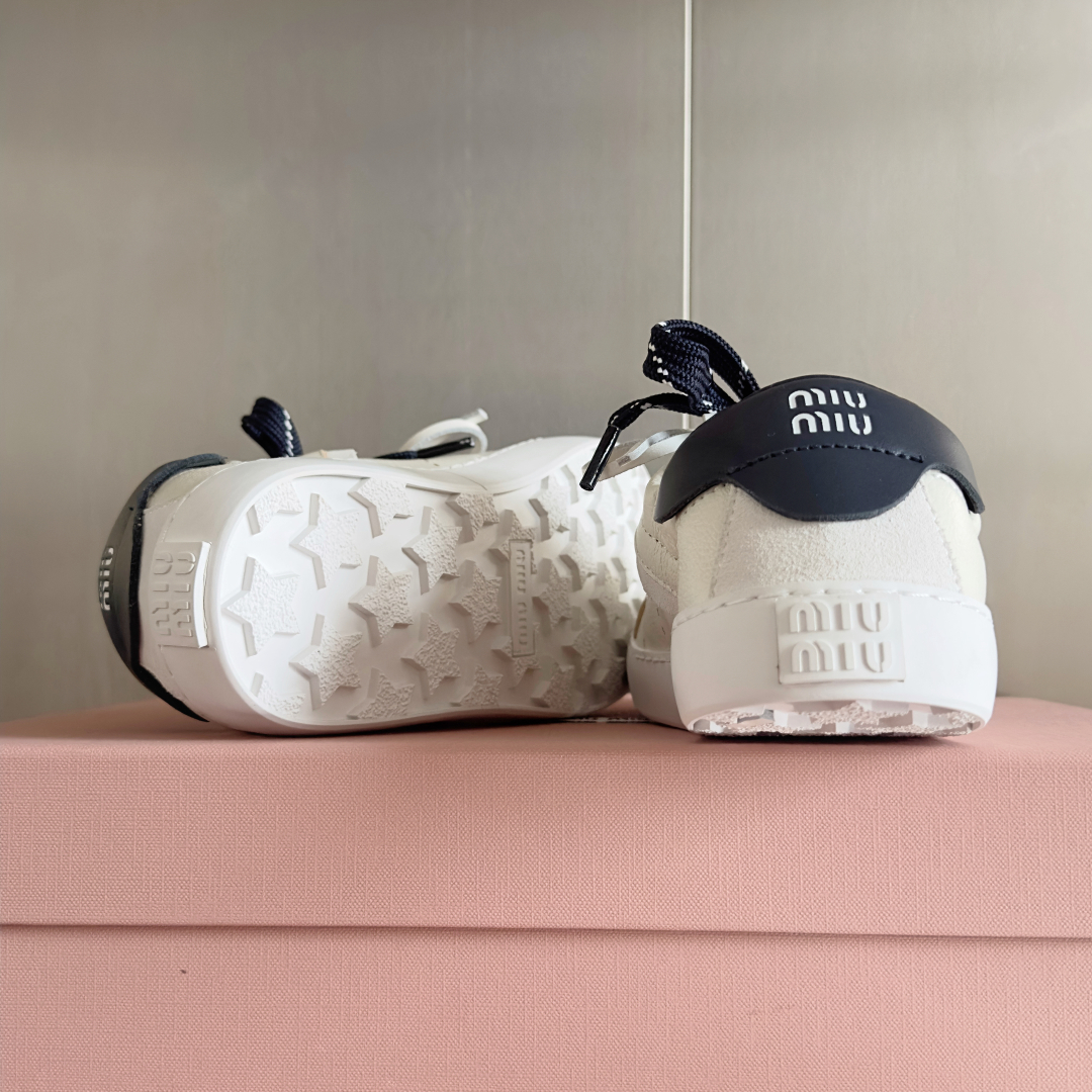 顶级版本：女款
MiuMiu缪缪 最新 休闲 运动鞋 小白鞋 
原版购入开发 做货 这款小牛皮运动鞋采用