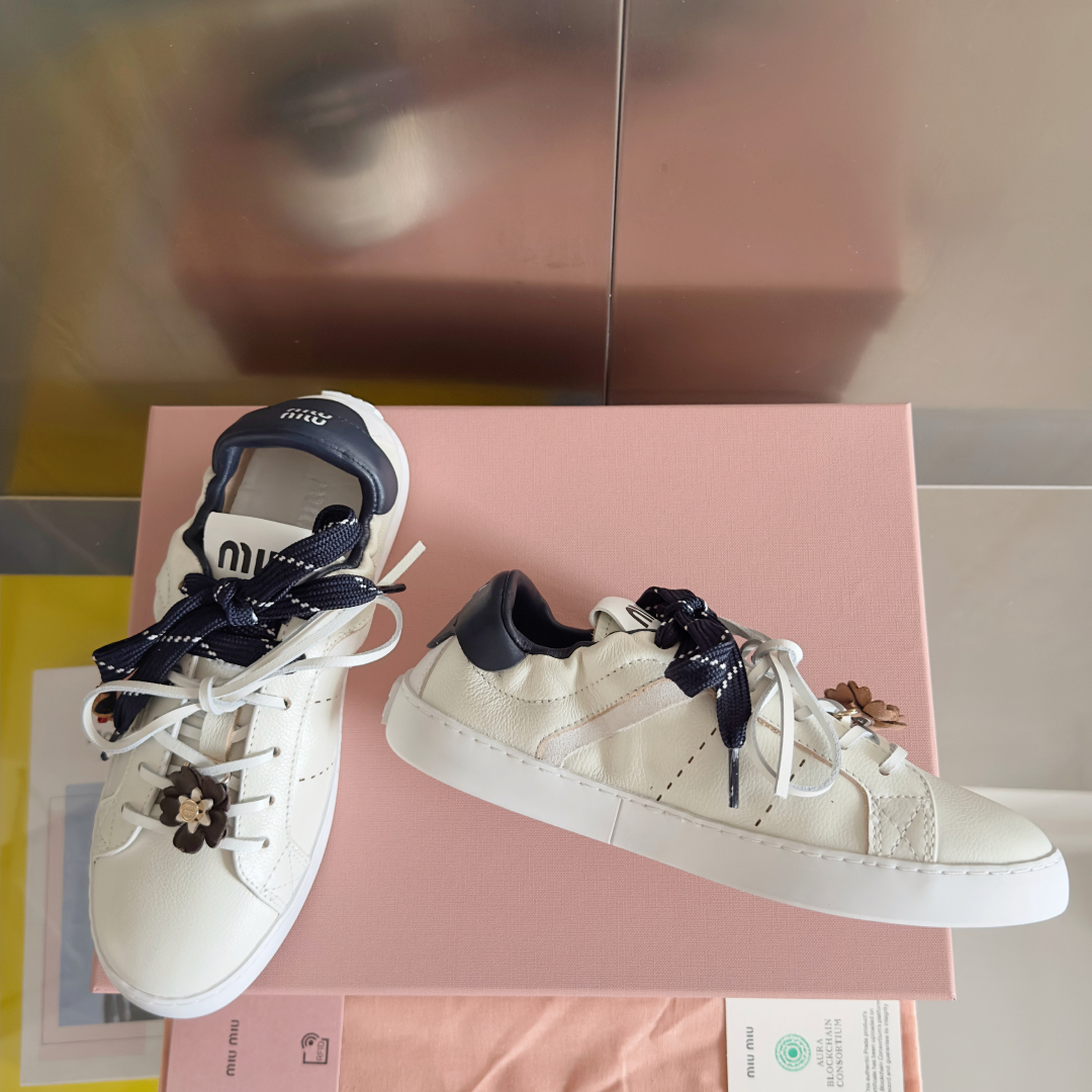 顶级版本：女款
MiuMiu缪缪 最新 休闲 运动鞋 小白鞋 
原版购入开发 做货 这款小牛皮运动鞋采用