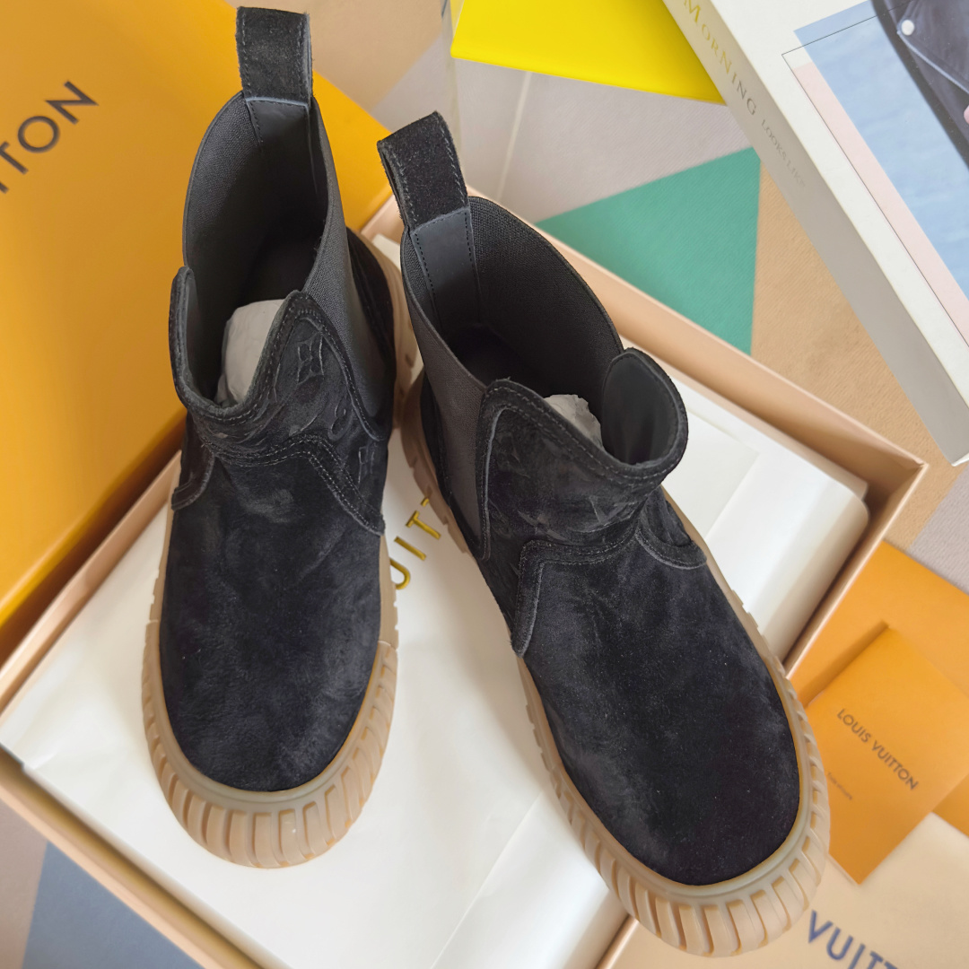 NO:463877,Top version of women's LV donkey brand Louis Vuitton L family Ruby series Presbyopia Thick sole Short boots Chelsea Flat sole Ankle boots Original purchase and development Made this Ruby flat boots inspire trendy charm between toughness and softness Classic Monogram canvas body combined with smooth cowhide tongue and collar, paired with technological shoelaces. The light rubber outsole adds extra height. It is delivered to the counter with exquisite packaging. Original custom imported cowhide. The inner lining is imported soft sheepskin. The sole is exclusively opened with anti-slip rubber outsole. The sole is 5.5CM thick. Size: women's 35-40. Boots, louis vuitton, louis vuitton, louis vuitton, louis vuitton, louis vuitton, louis vuitton, boots, cowhide, sheepskin19860909顶级版本女款 LV驴牌 路易威登L家Ruby系列 老花 厚底 短靴 切尔西 平底 及踝靴 原版购入开发 做货 本款 Ruby 平底靴在硬朗和柔美之间激发潮流魅力经典 Monogram 帆布鞋身结合光滑牛皮革鞋舌及鞋领,搭配科技鞋带.轻盈橡胶外底额外增添高度 配合送专柜精美包装 面料原版定制进口头层牛皮 内里原版进口柔软羊皮里 鞋底独家开模防滑橡胶大底 底厚5.5CM Size:女款35-40,靴子,louis vuitton,louis vuitton,louis vuitton,louis vuitton,boots,cowhide,sheepskin,Women's Shoes