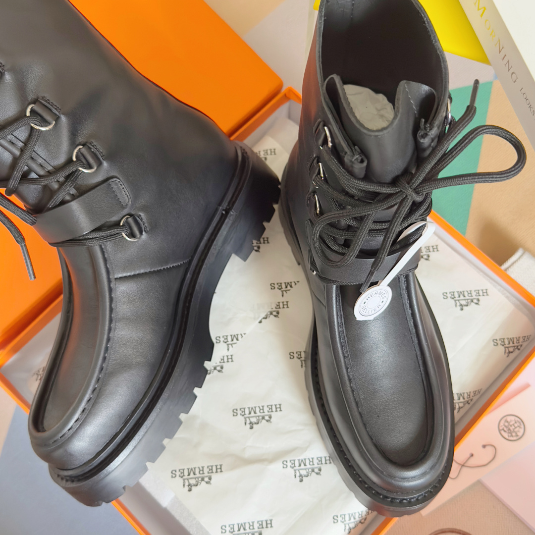 NO:463873,Top version of women's model Hermes Land series Thick sole Laces Short boots Ankle boots Original purchase and development Made this Land series Calfskin ankle boots, paired with rubber thick sole. Create a bold urban style. Exquisite packaging for delivery counter. Original custom imported cowhide material imported soft sheepskin. Sole original open mold-proof TPU material. Sole thickness 4.5CM. Size: women's model 35-40. Boots, hermes, hermes, boots, cowhide, sheepskin.19860909顶级版本女款 Hermes爱马仕 Land系列 厚底 系带 短靴 及踝靴 原版购入开发 做货 这款Land系列 小牛皮及踝靴,搭配橡胶厚底.打造大胆都市风格 配送专柜精美包装 面料原版定制进口牛皮材质 内里进口柔软羊皮里 鞋底原版开模防滑TPU材质 底厚4.5CM Size:女款35-40,靴子,hermes,hermes,boots,cowhide,sheepskin,Women's Shoes