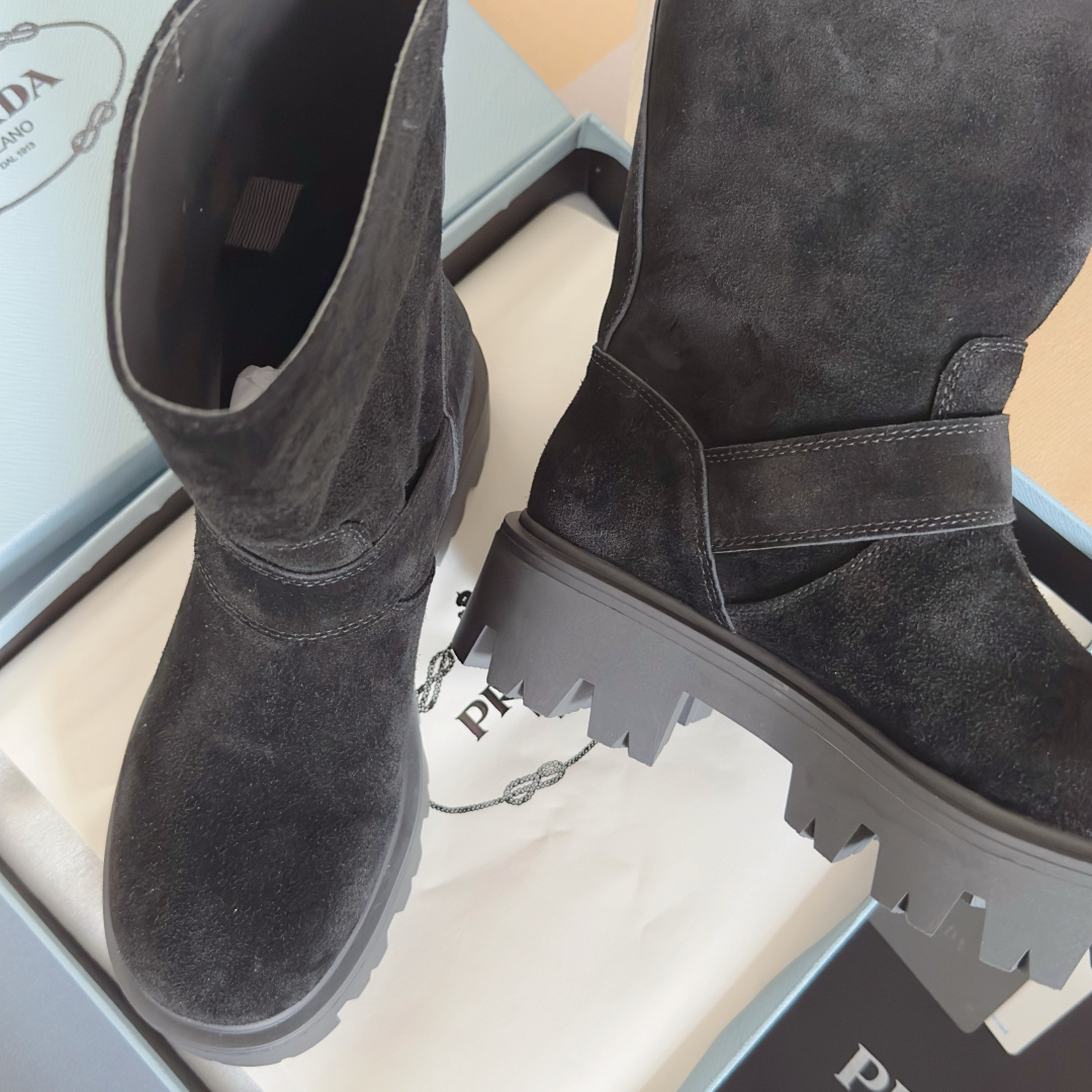 NO:463867,Top version of women's Prada P home triangle logo thick sole boots motorcycle boots ankle boots original purchase and development made goods This leather boots exquisite lines and craftsmanship structure defines this leather boots, decorated with the iconic triangle logo. The unique metal buckle adds personality to the motorcycle style and is matched with a thick rubber sole. The delivery counter is exquisitely packaged. Fabric: Original custom imported cowhide inner layer lid: Original imported soft sheepskin lid Outsole: Original open mold-proof TPU material Sole thickness: 5CM Size: Women's 35-41, boots, prada, prada, boots, cowhide, sheepskin19860909顶级版本女款 Prada普拉达 P家 三角标 厚底 短靴 机车靴 及踝靴 原版购入开发 做货 这款皮革短靴精致线条与工艺构造定义此款皮革短靴,饰有标志性三角形徽标.独特的金属搭扣为机车风格增添个性,搭配厚实橡胶鞋底 配送专柜精美包装 面料: 原版定制进口头层牛皮 内里: 原版进口柔软羊皮里 大底: 原版开模防滑TPU材质 底厚: 5CM Size: 女款35-41,靴子,prada,prada,boots,cowhide,sheepskin,Women's Shoes
