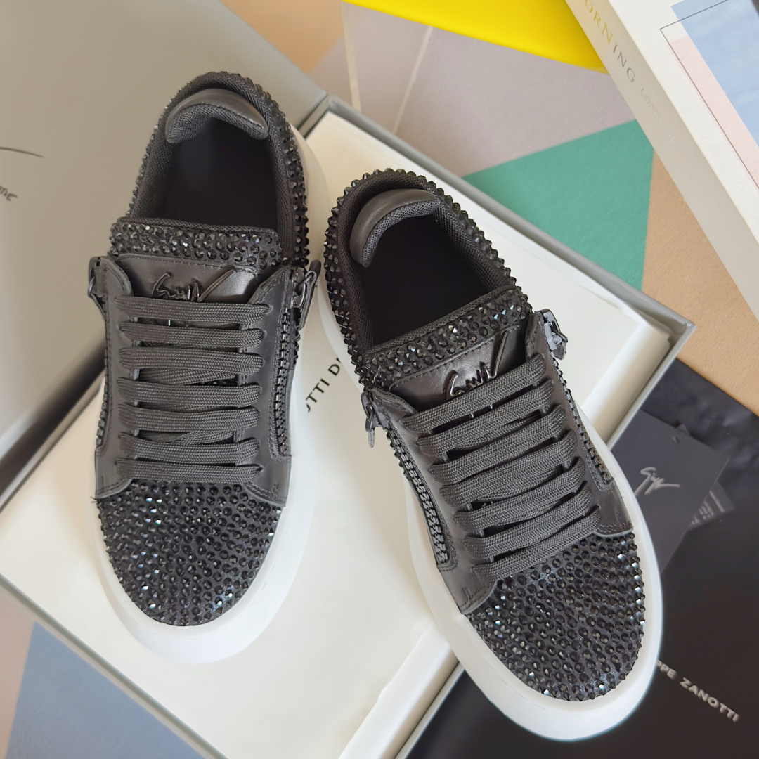 NO:478738,Top version of women's Giuseppe Zanotti Latest GZ94 Thick Sole Rhinestone Zipper Casual Sports Shoes Original Purchase and Development Made This women's sneakers, white leather, label embellishment with high frequency processing 'handwritten brand logo', white shoelaces, white zippers, off-white rubber sole, brand logo, exquisite packaging for delivery counter Fabric original custom head layer cowhide Inner original custom breathable inner lining original open mold rubber foam material Sole thickness 6CM Size women's size 35-39, casual shoes/sports shoes, sneakers, cowhide19860909顶级版本女款 Giuseppe Zanotti 最新 GZ94 厚底 水钻 拉链 休闲 运动鞋 原版购入开发 做货 这款女士运动鞋,白色皮革,标签点缀高频处理“手写体品牌标志”,白色鞋带,白色拉链,灰白色橡胶鞋底,带品牌标志 配送专柜精美包装 面料原版定制头层牛皮 内里原版定制透气内里 大底原版开模橡胶发泡材质 底厚6CM Size女码35-39,休闲鞋/运动鞋,sneakers,cowhide,Women's Shoes