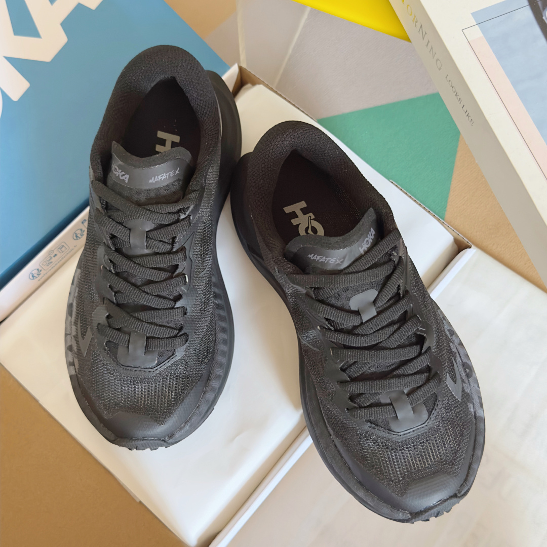 NO:482248,Top version of women's HOKA One One Mafate X series casual sports shoes outdoor ultra-light running shoes HOKA MAFATE X continues the series' iconic 'thick-soled monster' gene. The cushioned midsole with a 49mm heel and a 41mm drop for the forefoot, which not only retains the professional outline of the trail running shoes, but also reshapes the trend with minimalist lines. The upper adopts a three-dimensional wrap woven mesh and is matched with dynamic support system, which is both light and breathable and full of functional wind tension; the heel TPU reinforcement and 'pizza edge' outsole design (Vibram Megagrip rubber), which exudes a touch of fun and playfulness in hardcore performance. The basic color matching of gray, black, white, etc. is low-key and versatile, and can easily adapt to outdoor functional wind or urban minimalist outfits. The delivery counter is exquisitely packaged. Fabric:  Original custom imported technology mesh inner lining: imported breathable mesh sole: original molded rubber foam material, thick sole 5CM Size: women's 35-40, casual shoes/sports shoes, sneakers19860909顶级版本女款 HOKA One One Mafate X 系列 休闲 运动鞋 户外 超轻 跑鞋 HOKA MAFATE X延续了系列标志性的「厚底怪兽」基因,后跟高达 49mm的缓震中底搭配前掌41mm落差,既保留了越野跑鞋的专业轮廓,又以极简线条重塑潮流感.鞋面采用立体包裹梭织网布,搭配动态支撑系统,既轻盈透气又充满机能风张力；后跟TPU加固与「披萨边」大底设计（Vibram Megagrip橡胶）,在硬核性能中透出一丝趣味俏皮.灰、黑、白等基础配色低调百搭,轻松适配户外机能风或都市极简穿搭 配送专柜精美包装 面料 : 原版定制进口科技网面 内里 : 进口透气网里 鞋底 : 原版开模橡胶发泡材质 底厚 5CM Size : 女款35-40,休闲鞋/运动鞋,sneakers,Women's Shoes