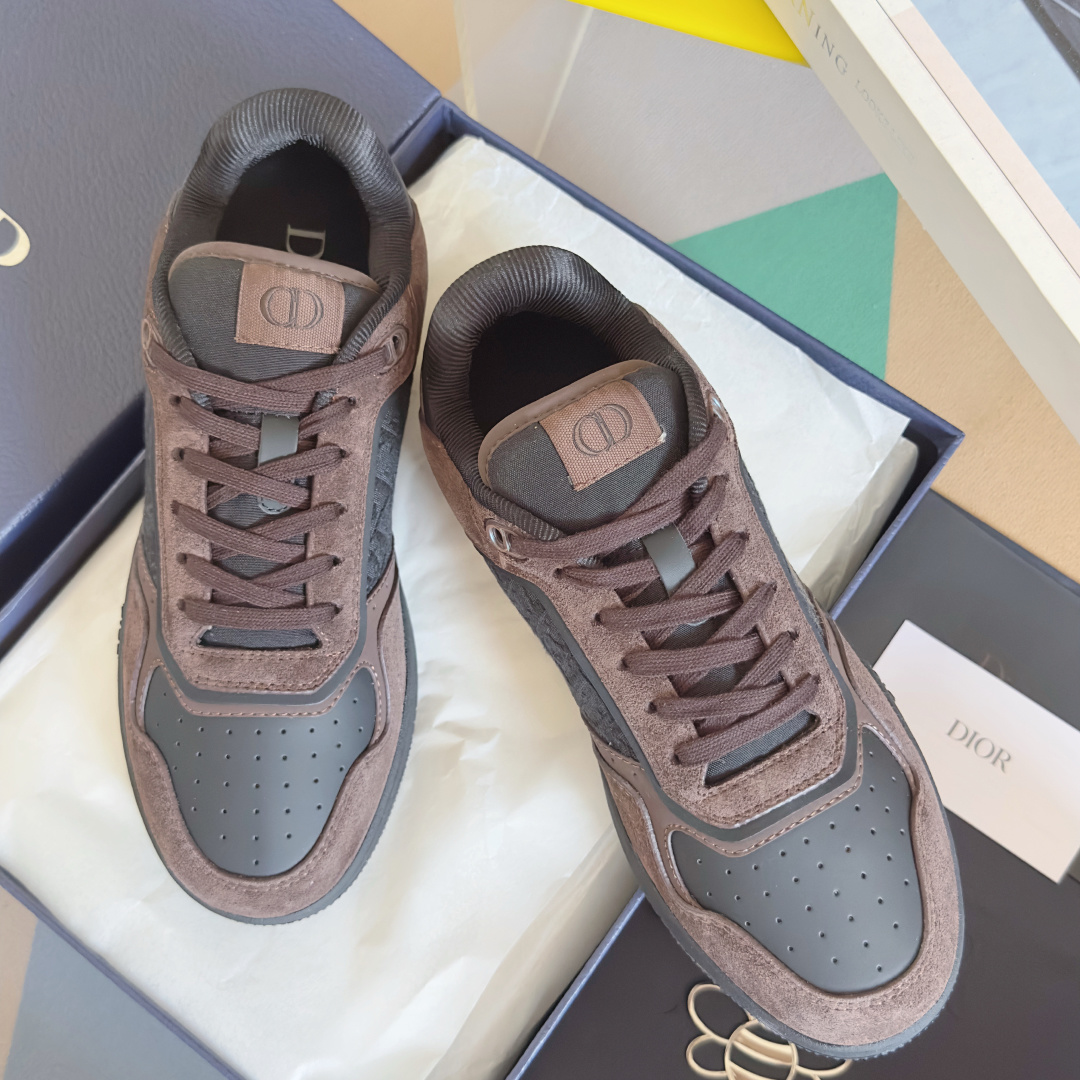 NO:488800,Top version of low top [Latest color matching] Dior B27 series couples, presbyop printing, casual sneakers, board shoes, original purchase and development, making products. This B27 low top sneakers are a classic item newly launched by Dior. They are carefully crafted from black grain cowhide leather and decorated with the same color Dior Gravity printed leather splicing. The cowhide material is decorated with embossed Oblique printing effect patterns, exquisite and extraordinary, demonstrating the exquisite craftsmanship of Dior workshop. The CD Icon shaped lace eyelets are clever and exquisite, and the black rubber sole, tongue and heel are decorated with classic details, making it more exquisite. The low top design is fashionable and versatile, which can complement all kinds of outfits. The delivery counter is exquisitely packaged. The original customized calfskin + Oblique presbyop fabric  Customized breathable inner lining, original open mold TPU combination sole, thick sole, 3CM Size, women's size 35-41 / men's size 38-46, casual shoes/sports shoes, dior, dior, sneakers, cowhide19860909顶级版本低帮【最新配色】 Dior迪奥B27系列 情侣款 老花 打印 休闲 运动鞋 板鞋 原版购入开发 做货 这款 B27 低帮运动鞋是 Dior 全新推出的一款经典单品.采用黑色粒面牛皮革精心制作,饰以同色调 Dior Gravity 印花效果皮革拼接.牛皮革材质饰以压花 Oblique 印花效果图案,精美非凡,彰显 Dior 工坊的精湛工艺.CD Icon 造型的鞋带孔眼巧妙精致,黑色橡胶鞋底、鞋舌和鞋跟处均饰以经典细节,更显精致.低帮设计,时尚百搭,可与各式装扮相得益彰 配送专柜精美包装 面料原版定制小牛皮+ Oblique老花布 内里定制透气内里 大底原版开模TPU组合大底 底厚3CM Size女码35-41 / 男码38-46,休闲鞋/运动鞋,dior,dior,sneakers,cowhide,Women's Shoes