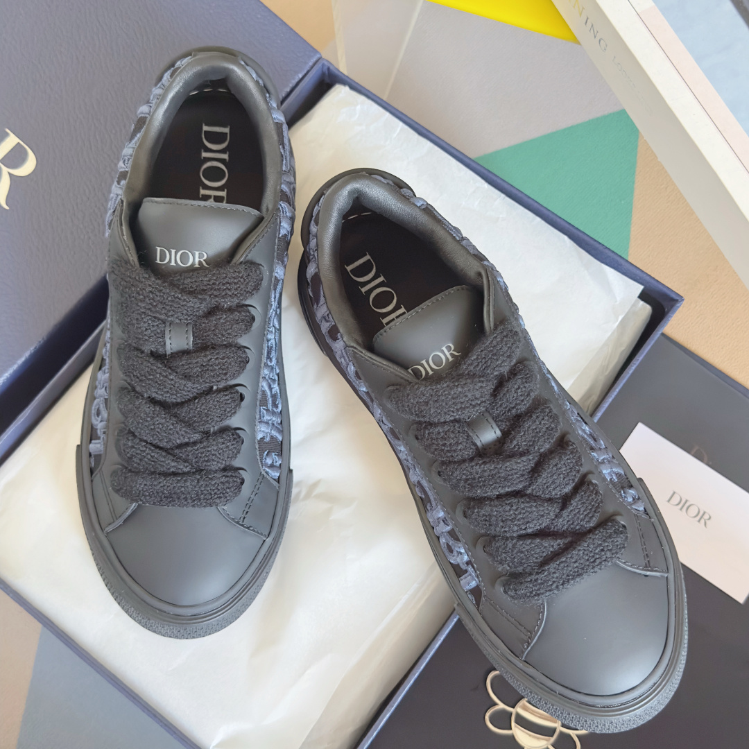 NO:488807,Top version of couples Dior B33 series Spin couples casual sneakers thick sole skateboard shoes original purchase and development Make this B33 Spin sneakers are a new interpretation of classic tennis shoes, with a stylish silhouette that highlights the heavy texture. They are carefully crafted in navy blue grained cowhide with navy blue Dior Gravity Outline leather splicing. This is an embossed grained cowhide with 3D Dior classic pattern to highlight the charm of the graphic. The white Dior Oblique patterned rubber sole is embossed with a contrasting Dior 30 Avenue Montaigne logo to enhance the style. It can add fashionable temperament to the casual look. The delivery counter is exquisitely packaged. The original custom fabric is customized Oblique presbyterian + cowhide  Inner original custom sheepskin + breathable mesh, sole original open mold-proof anti-slip TPU material, sole thickness 4CM Size: women's 35-41 / men's 39-45, casual shoes/sports shoes, dior, dior, sneakers, cowhide, sheepskin19860909顶级版本情侣款 Dior迪奥B33系列 Spin 情侣款 休闲 运动鞋 厚底 滑板鞋 原版购入开发 做货 这款 B33 Spin 运动鞋全新演绎经典的网球鞋,时尚廓形突显厚重质感.采用海军蓝色粒面牛皮革精心制作,搭配海军蓝色 Dior Gravity Outline 皮革拼接.这是一种压花粒面牛皮革,饰以 3D 效果 Dior 经典图案,彰显图形魅力.白色 Dior Oblique 图案橡胶鞋底后侧点缀以对比鲜明的 Dior 30 Avenue Montaigne 标志提升格调.可为休闲造型增添时尚气质 配送专柜精美包装 面料原版定制Oblique老花+牛皮 内里原版定制羊皮+透气网里 鞋底原版开模防滑TPU材质 底厚4CM Size:女款35-41 / 男款39-45,休闲鞋/运动鞋,dior,dior,sneakers,cowhide,sheepskin,Women's Shoes