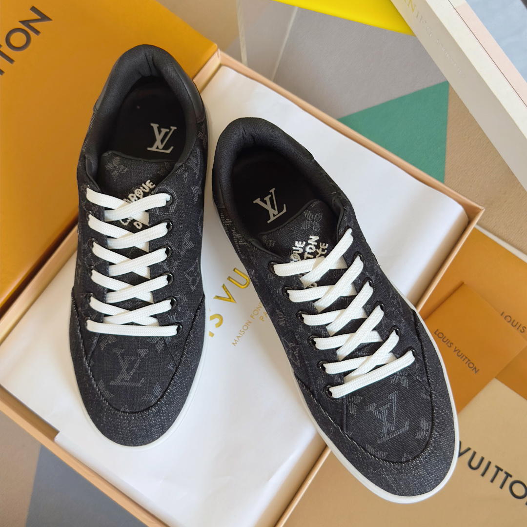 NO:488777,Top version men's LV Louis Vuitton L Home Donkey Brand Latest Resort Series Denim Denim Casual Sports Shoes Skateboard Shoes Original Purchase and Development Made This model LV Resort Sports Shoes Splicing Monogram denim and sheep leather trim, let the LV letter mark one side, and then embroider the shoe tongue Marque L.Vuitton Déposée logo. Monogram floral embellishment light rubber outsole, releasing the trendy style with a leisurely attitude exquisite packaging for delivery counter Original custom imported denim denim Inner custom breathable mesh Outsole original open mold-proof rubber material Sole thickness 3CM Size Men's 39-45, casual shoes/sports shoes, louis vuitton, louis  vuitton, louis vuitton, louis vuitton, sneakers, sheepskin19860909顶级版本男款 LV路易威登 L家 驴牌 最新Resort系列 丹宁 牛仔布 休闲 运动鞋 滑板鞋 原版购入开发 做货 本款 LV Resort 运动鞋拼接 Monogram 丹宁布和羊皮革饰边,令 LV 字母标记一侧,再为鞋舌刺绣 Marque L.Vuitton Déposée 标识.Monogram 花卉点缀轻盈橡胶外底,以悠闲态度释放潮流格调 配送专柜精美包装 面料原版定制进口丹宁牛仔布 内里定制透气网面 大底原版开模防滑橡胶材质 底厚3CM Size 男款39-45,休闲鞋/运动鞋,louis vuitton,louis vuitton,louis vuitton,louis vuitton,sneakers,sheepskin,Women's Shoes