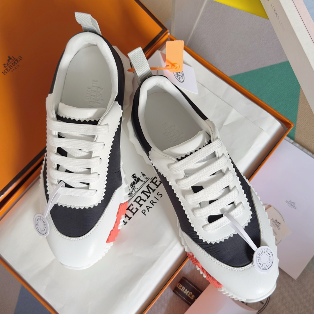 NO:490998,Top version of couples Hermes Classic Bouncing series H home couples casual sports shoes Original purchase and development Made of goods Calfskin and suede goatskin sneakers Light sole decoration contrast pattern to create a versatile and fashionable style Including the second pair of shoelaces Exquisite packaging for delivery counter Original custom imported cowhide/mesh Inner custom breathable mesh/sheepskin Outsole original open mold-proof foaming material Sole thickness 3.5CM Size Women's 35-42 / Men's 39-46, casual shoes/sports shoes, hermes, hermes, sneakers, cowhide, sheepskin, chamois leather19860909顶级版本情侣款 Hermes爱马仕 经典Bouncing系列 H家 情侣款 休闲 运动鞋 原版购入开发 做货 小牛皮和麂皮山羊皮运动鞋 轻盈鞋底装饰撞色图案,打造百搭时尚风格 包含第二副鞋带 配送专柜精美包装 面料原版定制进口牛皮/网面 内里定制透气网面/羊皮里 大底原版开模防滑发泡材质 底厚3.5CM Size 女款35-42 / 男款39-46,休闲鞋/运动鞋,hermes,hermes,sneakers,cowhide,sheepskin,chamois leather,Women's Shoes