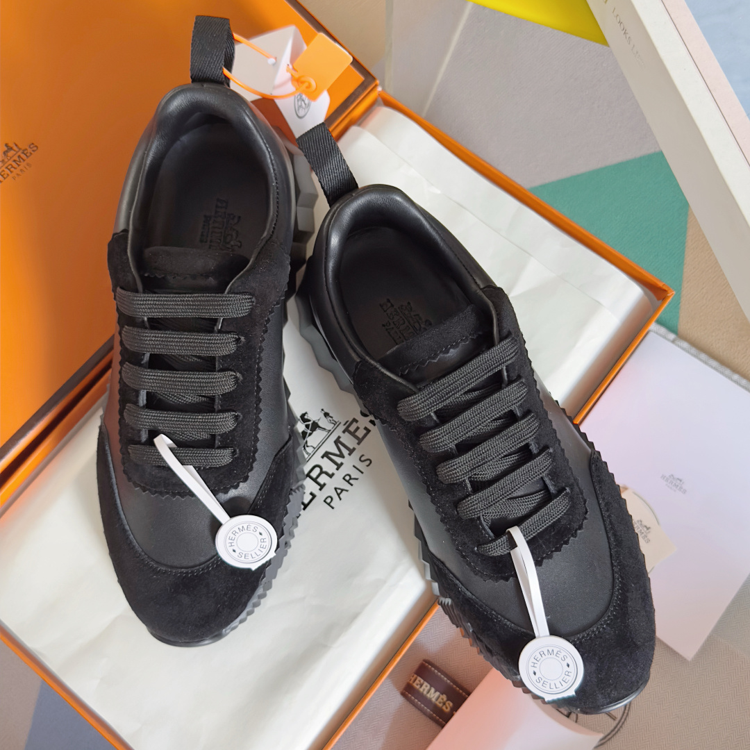 NO:491003,Top version of couple model [full leather] Hermes Classic Bouncing series H home couple model casual sports shoes original purchase and development Made of goods Calfskin and suede goatskin sneakers Light sole decoration contrast pattern to create a versatile and fashionable style Including the second pair of shoelaces Exquisite packaging for delivery counter Original custom imported cowhide Inner custom imported sheepskin lining Outsole original open molding anti-slip foaming material Sole thickness 3.5CM Size Women's 35-42 / Men's 39-46, casual shoes/sports shoes, hermes, hermes, sneakers, cowhide, sheepskin, chamois leather19860909顶级版本情侣款【全皮】 Hermes爱马仕 经典Bouncing系列 H家 情侣款 休闲 运动鞋 原版购入开发 做货 小牛皮和麂皮山羊皮运动鞋 轻盈鞋底装饰撞色图案,打造百搭时尚风格 包含第二副鞋带 配送专柜精美包装 面料原版定制进口牛皮 内里定制进口羊皮里 大底原版开模防滑发泡材质 底厚3.5CM Size 女款35-42 / 男款39-46,休闲鞋/运动鞋,hermes,hermes,sneakers,cowhide,sheepskin,chamois leather,Women's Shoes